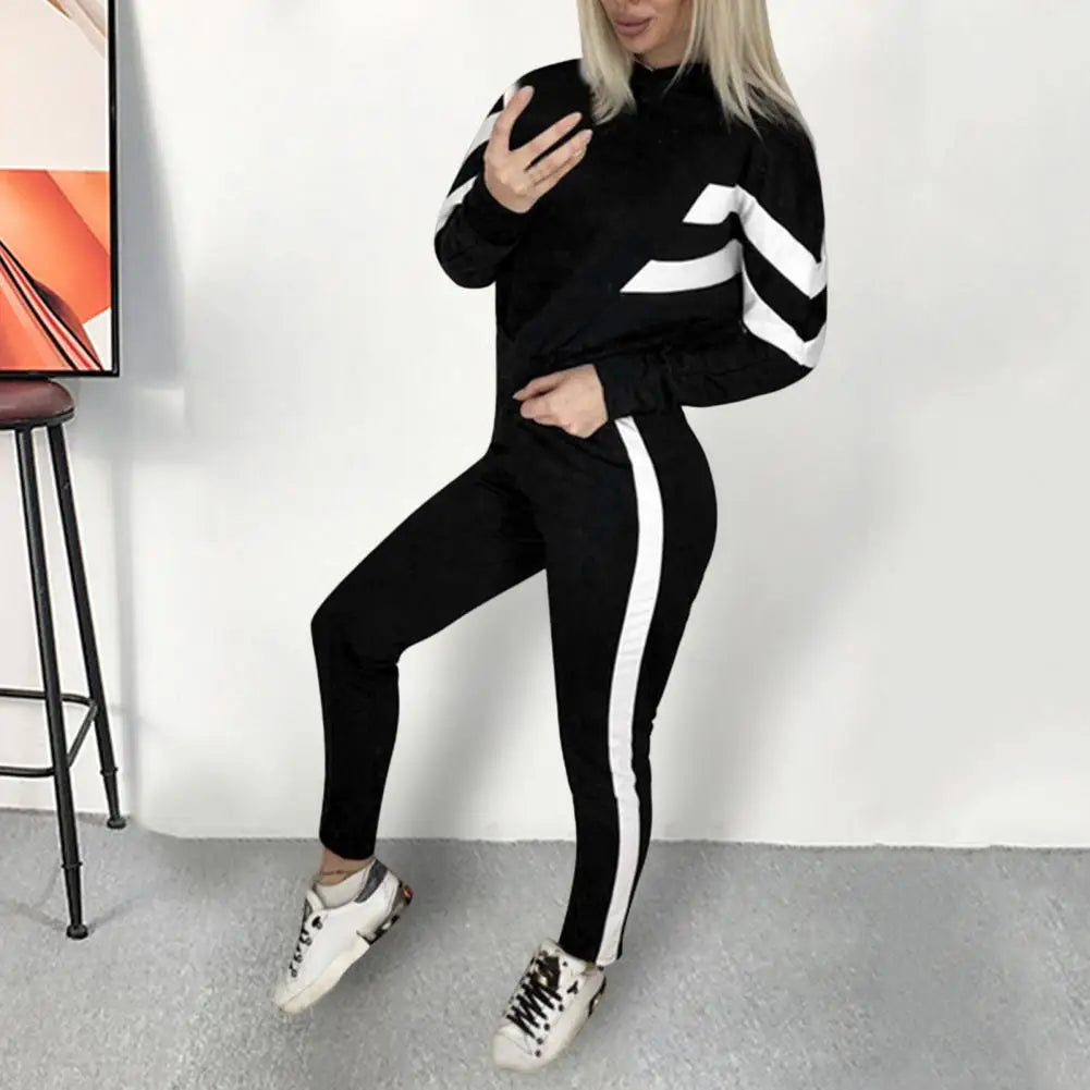 Polina | Ensemble de survêtement femme à couleurs contrastées - sweat à capuche et pantalon, style sport et tendance pour les loisirs.