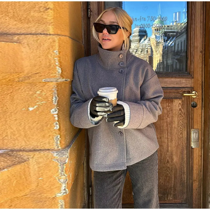 Jubria | Kurzer Damenmantel – Modischer Mantel mit Stehkragen und Knöpfen, lässig und elegant