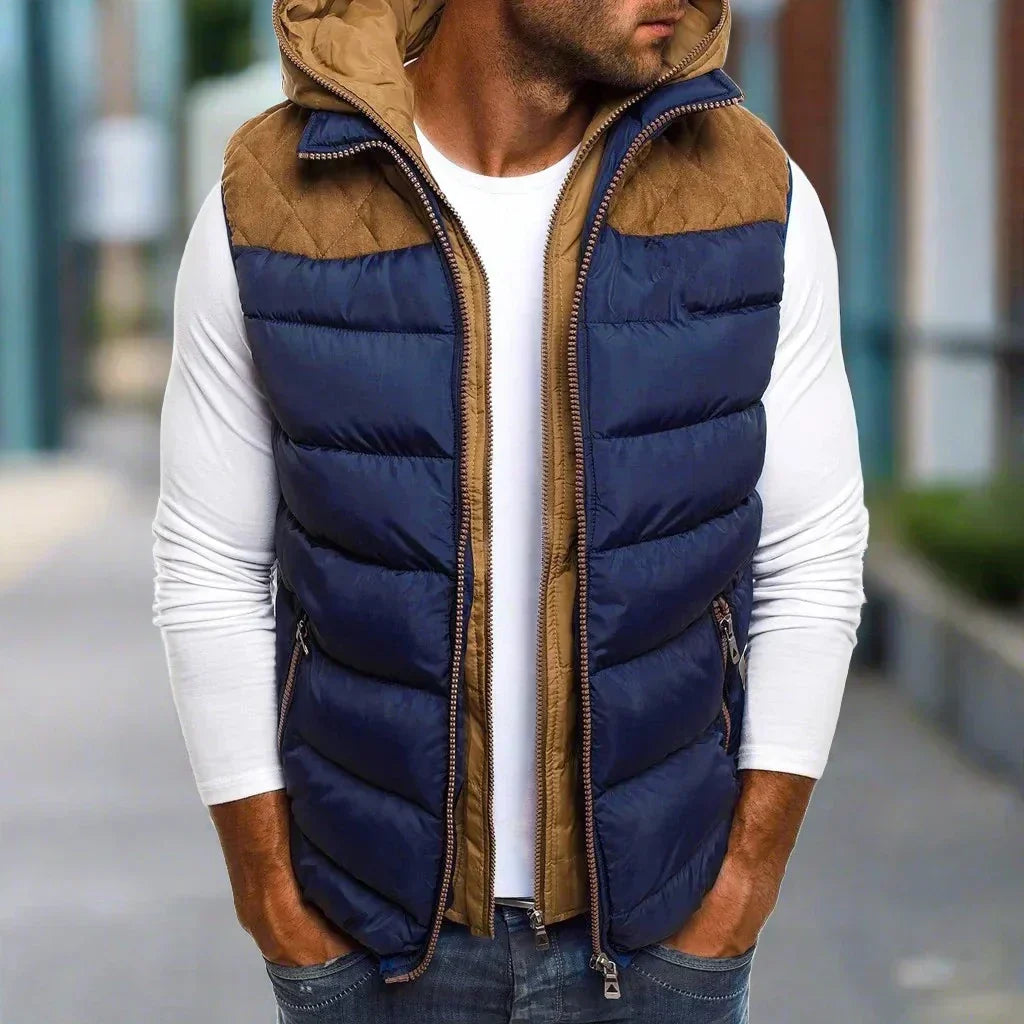 Rikmar | Gevoerd vest met capuchon voor heren – Stijlvolle mouwloze bodywarmer met leren patch