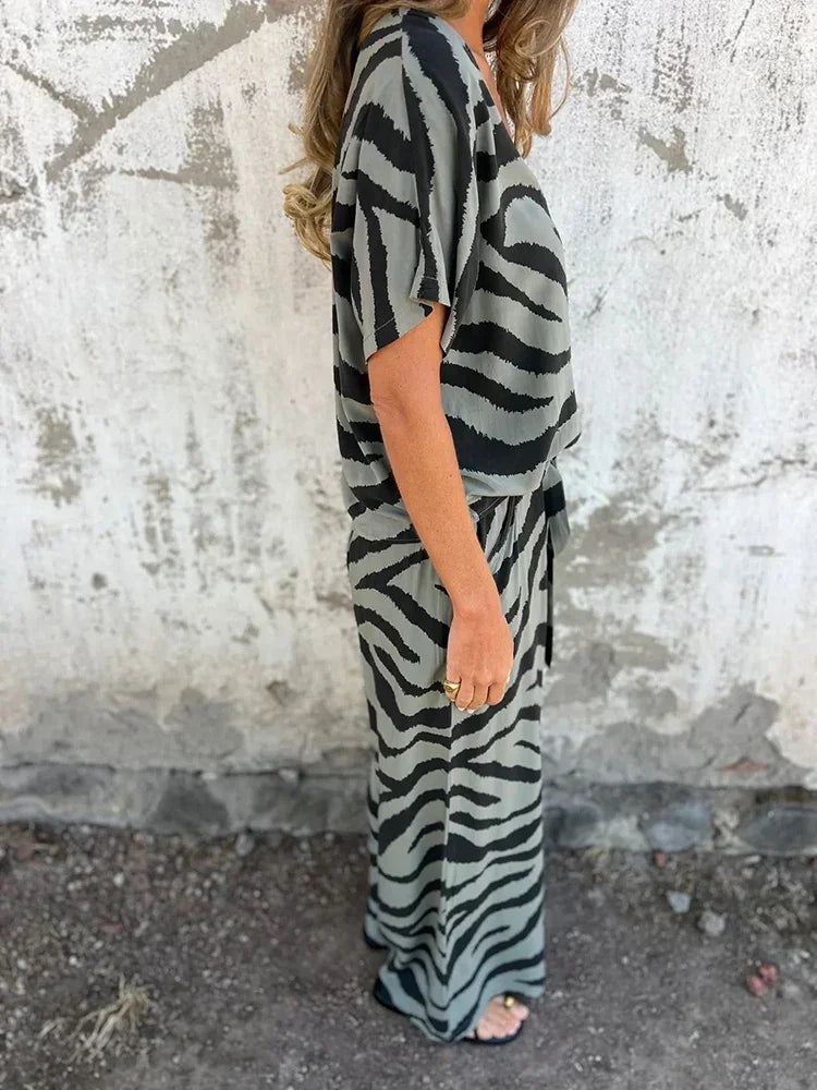 Nyveth | Tweedelige set met zebraprint – V-hals top en wijde broek voor dames