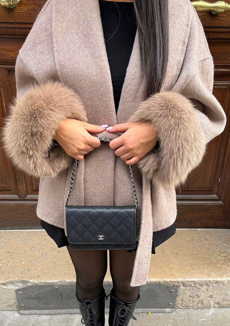 Asta | Luxuriöser Damen-Wintermantel mit Pelzbündchen und Bindegürtel – Elegante, warme Oberbekleidung