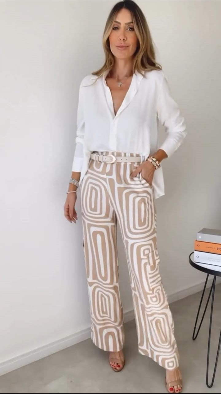 Taerisse | Elegante damesoutfit - wit overhemd met lange mouwen en wijde broek met beige geometrische print