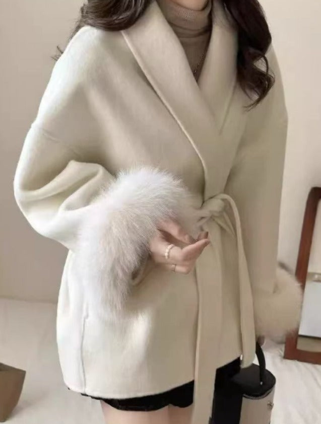Asta | Luxuriöser Damen-Wintermantel mit Pelzbündchen und Bindegürtel – Elegante, warme Oberbekleidung