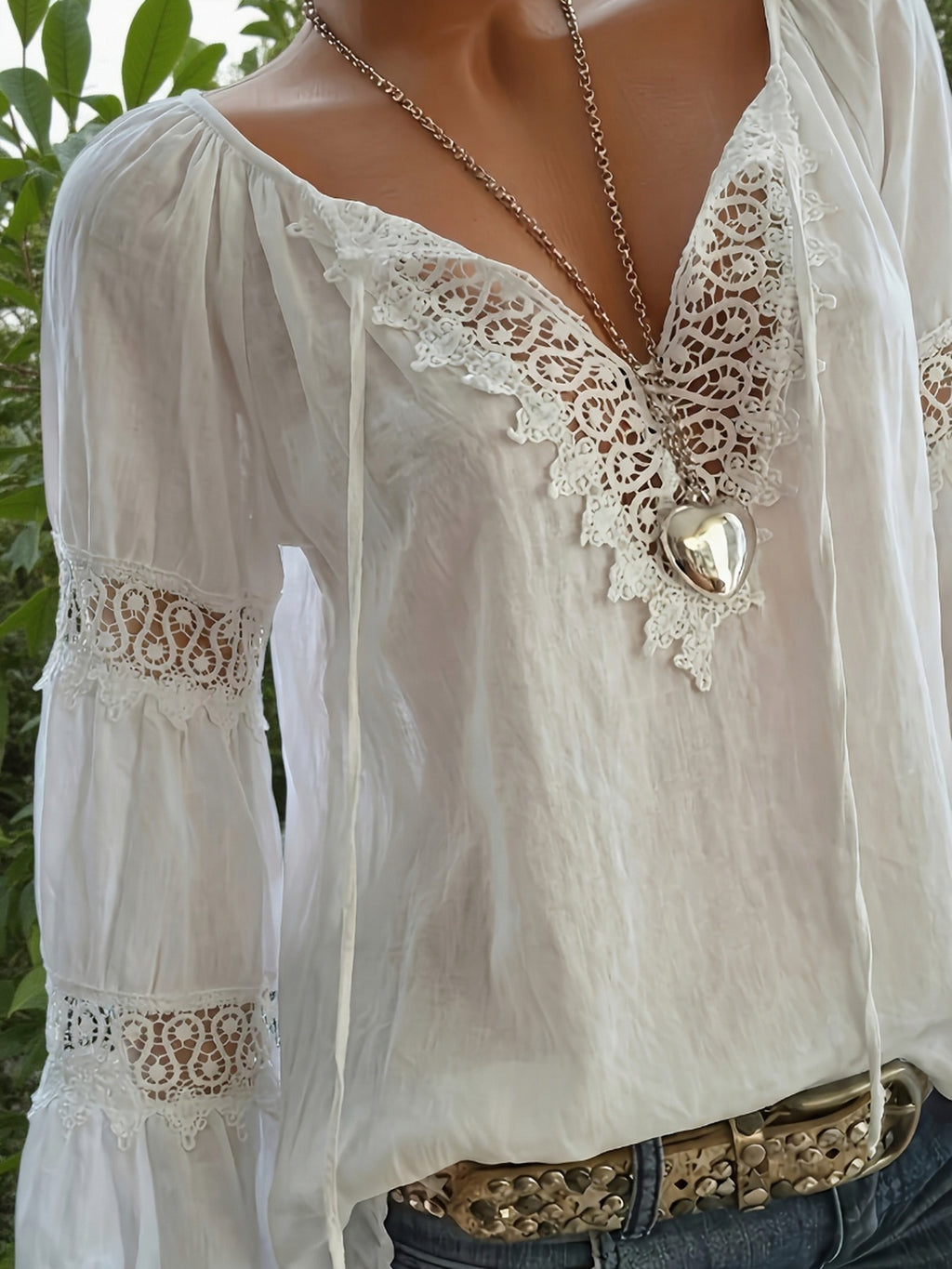 Mirellis | Vintage linnen zomerblouse met V-hals en patchwork van kant voor dames