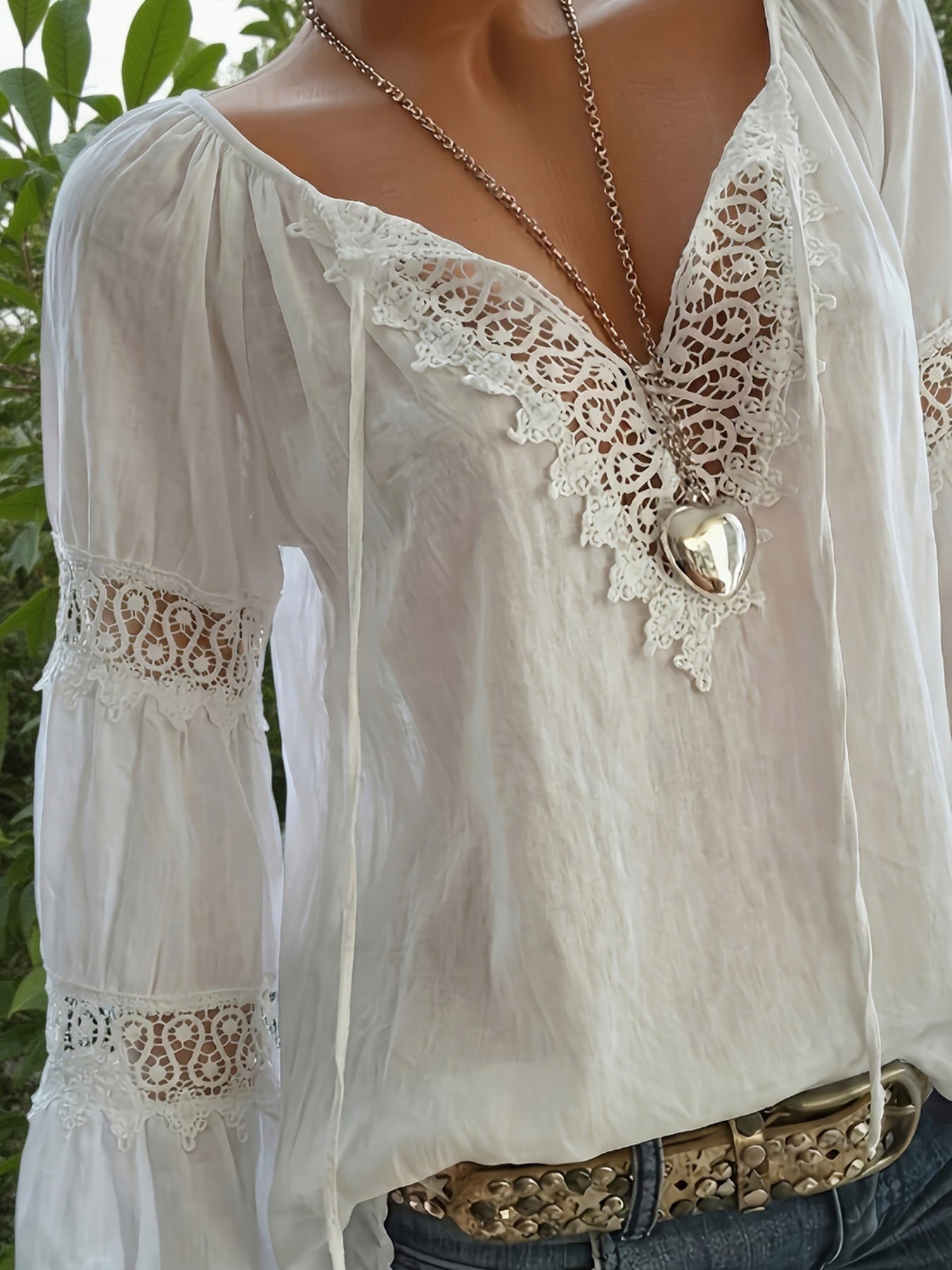 Mirellis | Vintage linnen zomerblouse met V-hals en patchwork van kant voor dames
