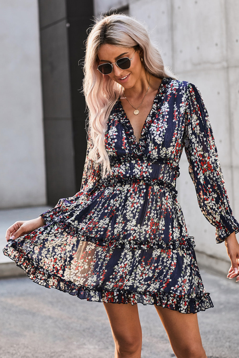 Nevara | Blauwe bloemenjurk voor dames met ruches, open rug, zomerse feest- en casual outfit