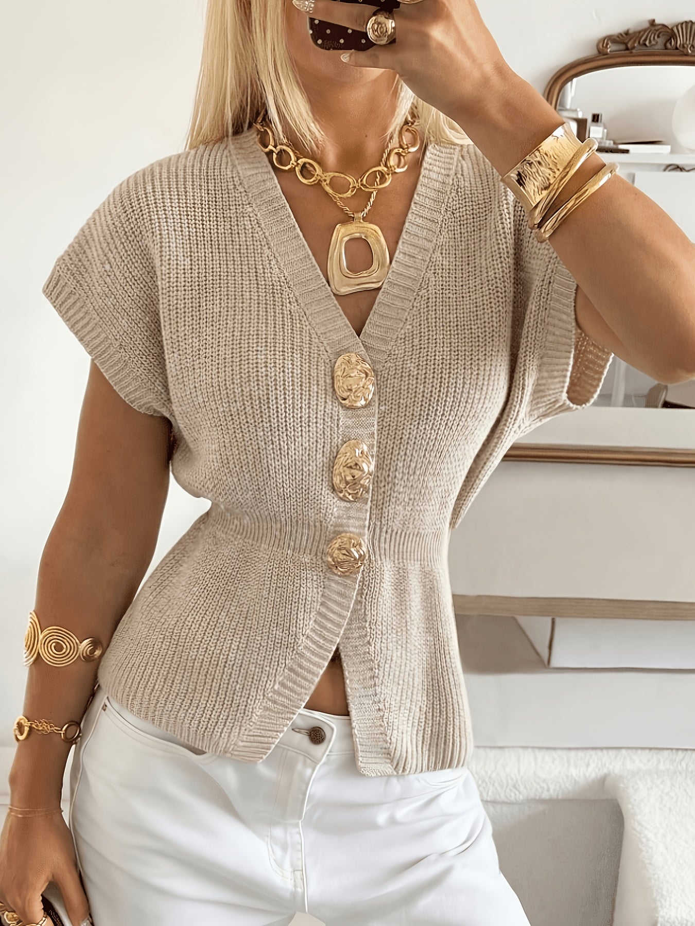 Kaya | Mouwloze gebreide damescardigan – gilet met metalen knoopsluiting aan de voorkant