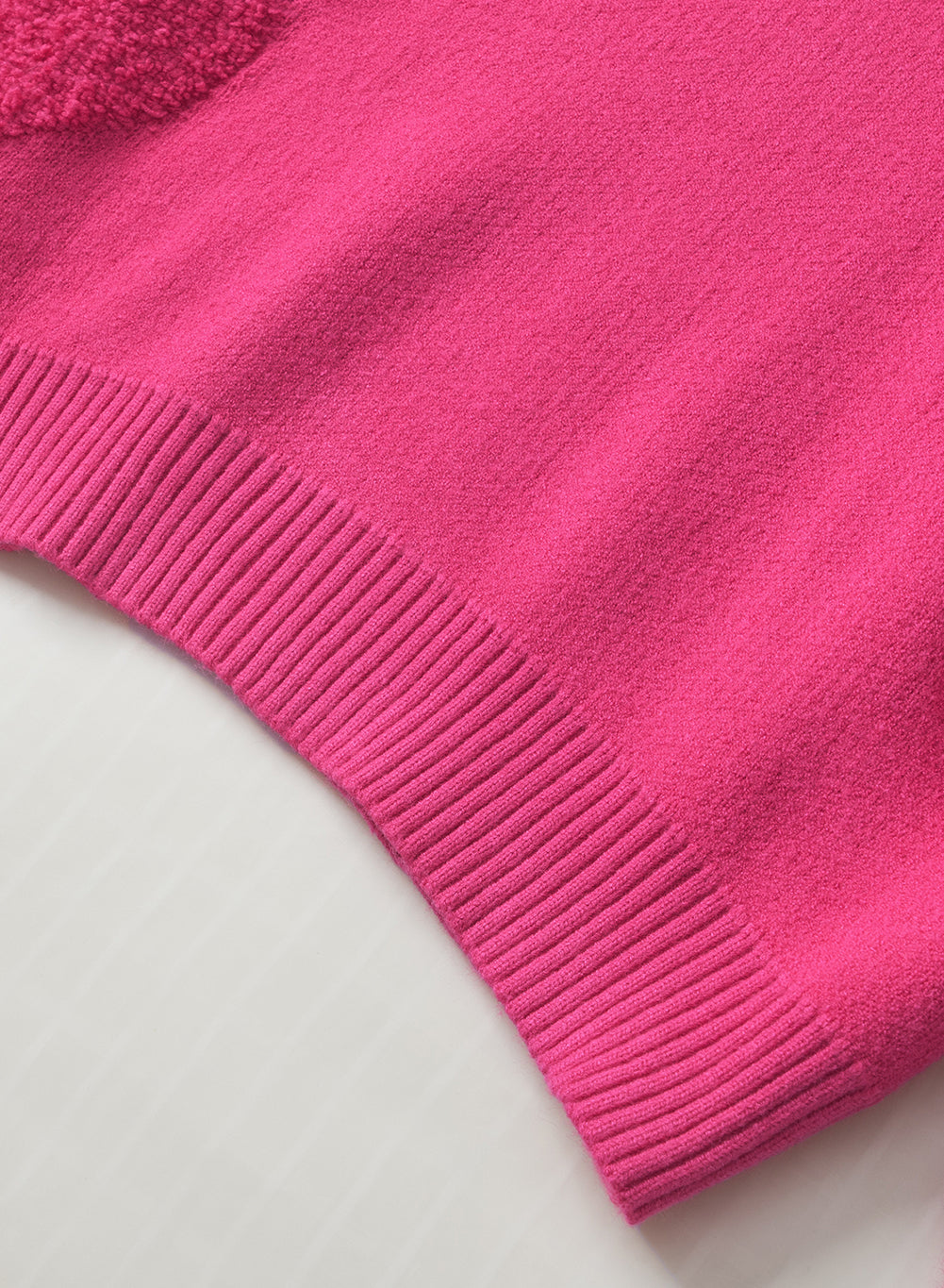 Avarine | Pull femme à cœurs - Col V, perles de nacre et texture douce