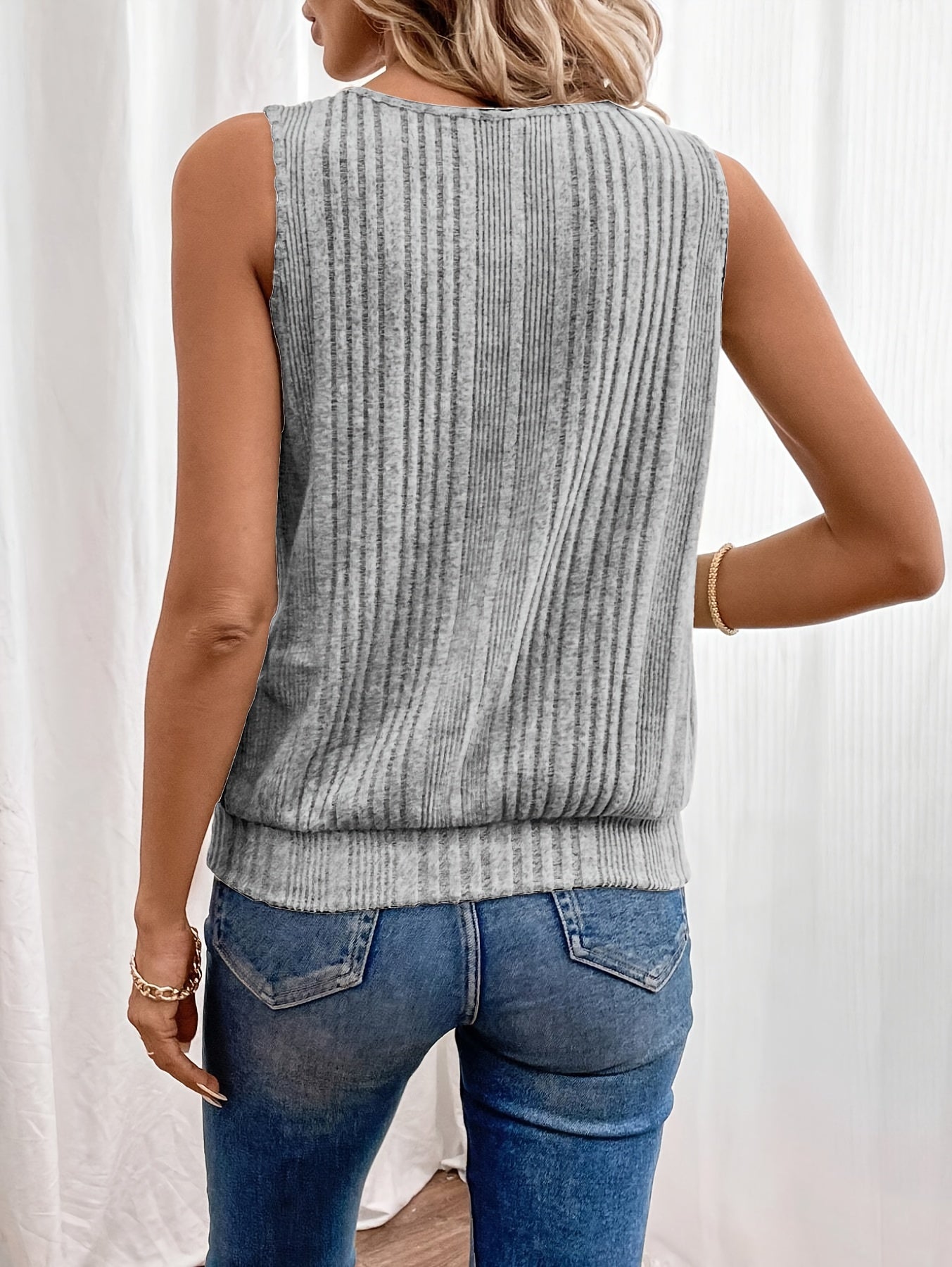 Bronte | Dames zomerse mouwloze tanktop – lichtgewicht basic camisole met keyhole-hals