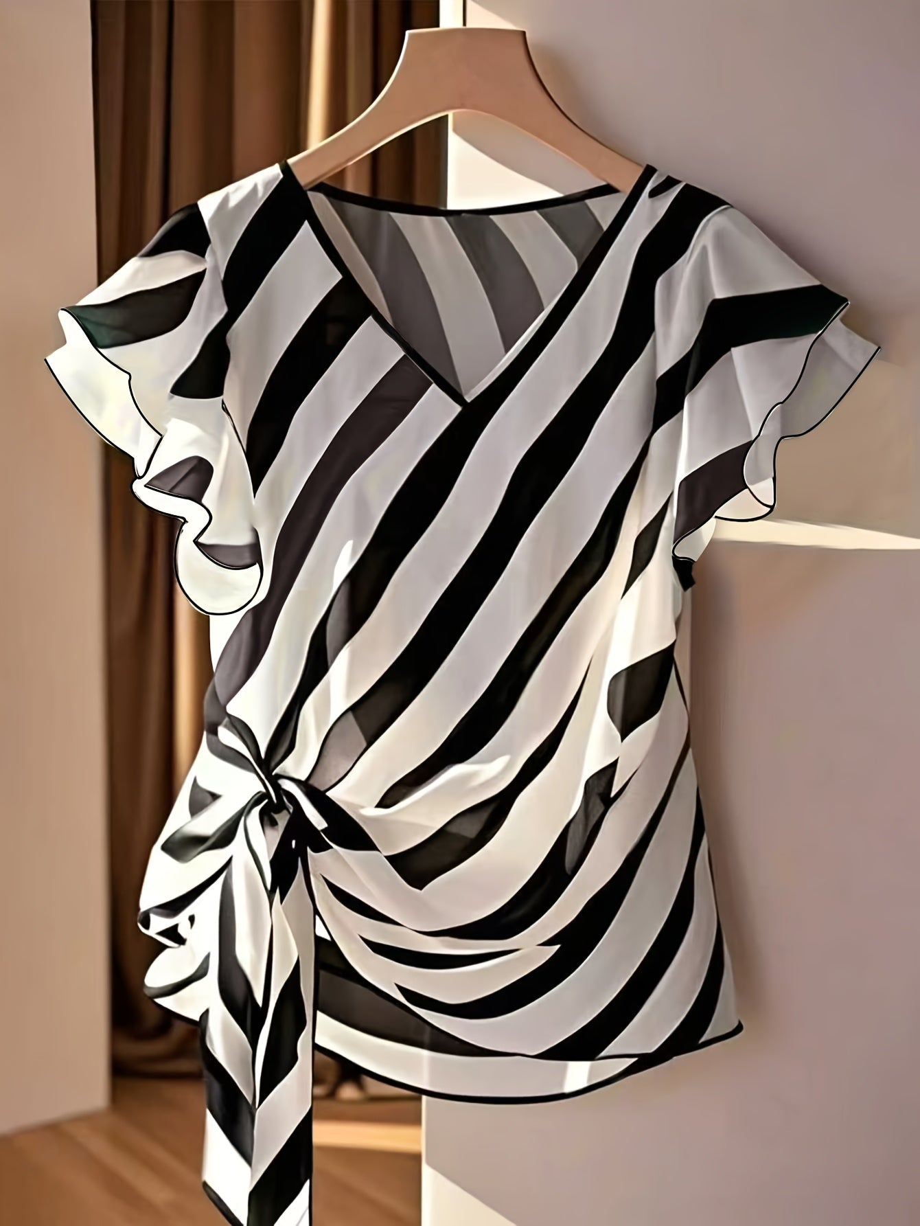 Jiya | Gestreepte zomerblouse voor dames met V-hals, strik in de taille en ruches aan de mouwen