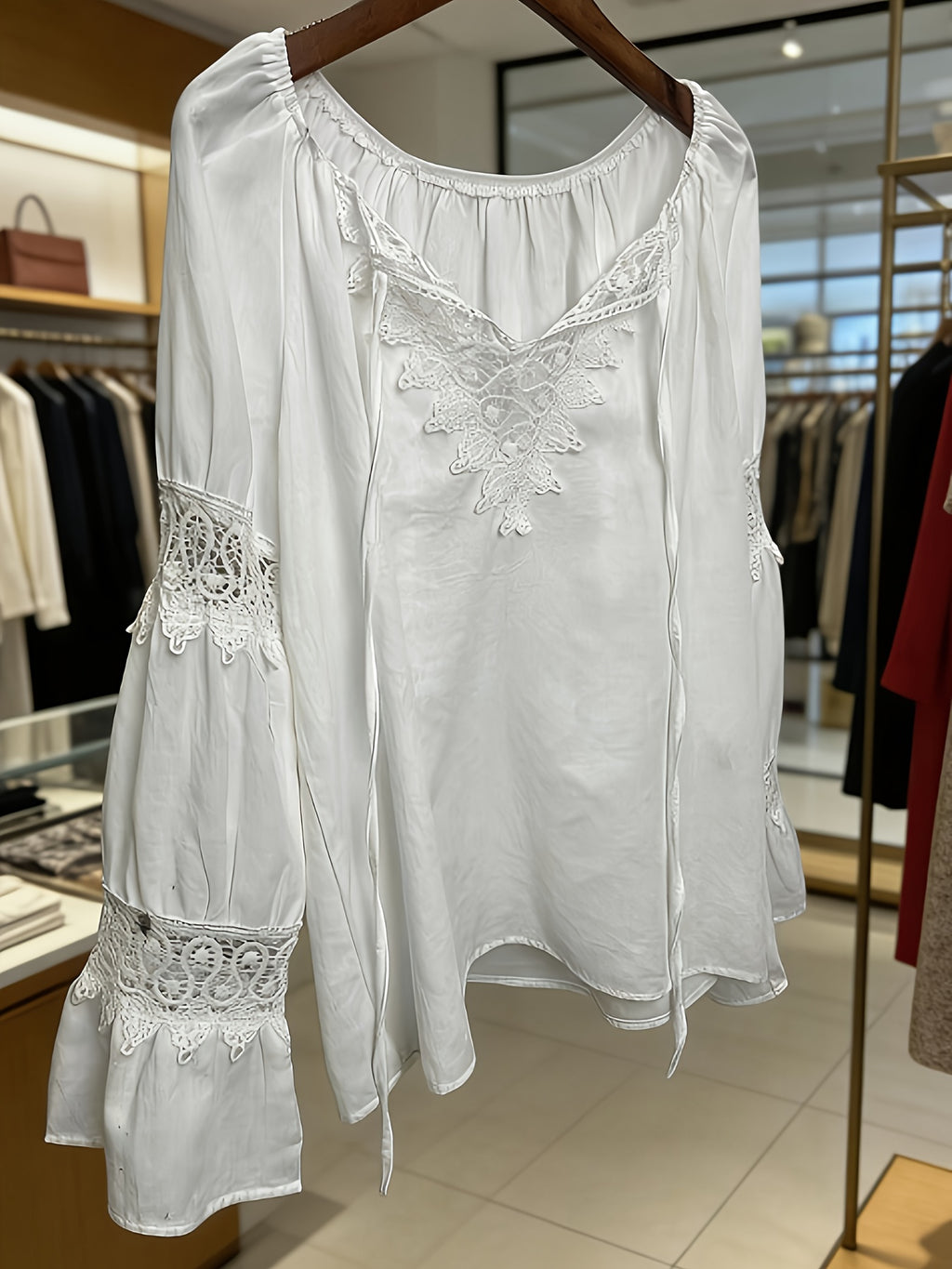 Mirellis | Vintage linnen zomerblouse met V-hals en patchwork van kant voor dames