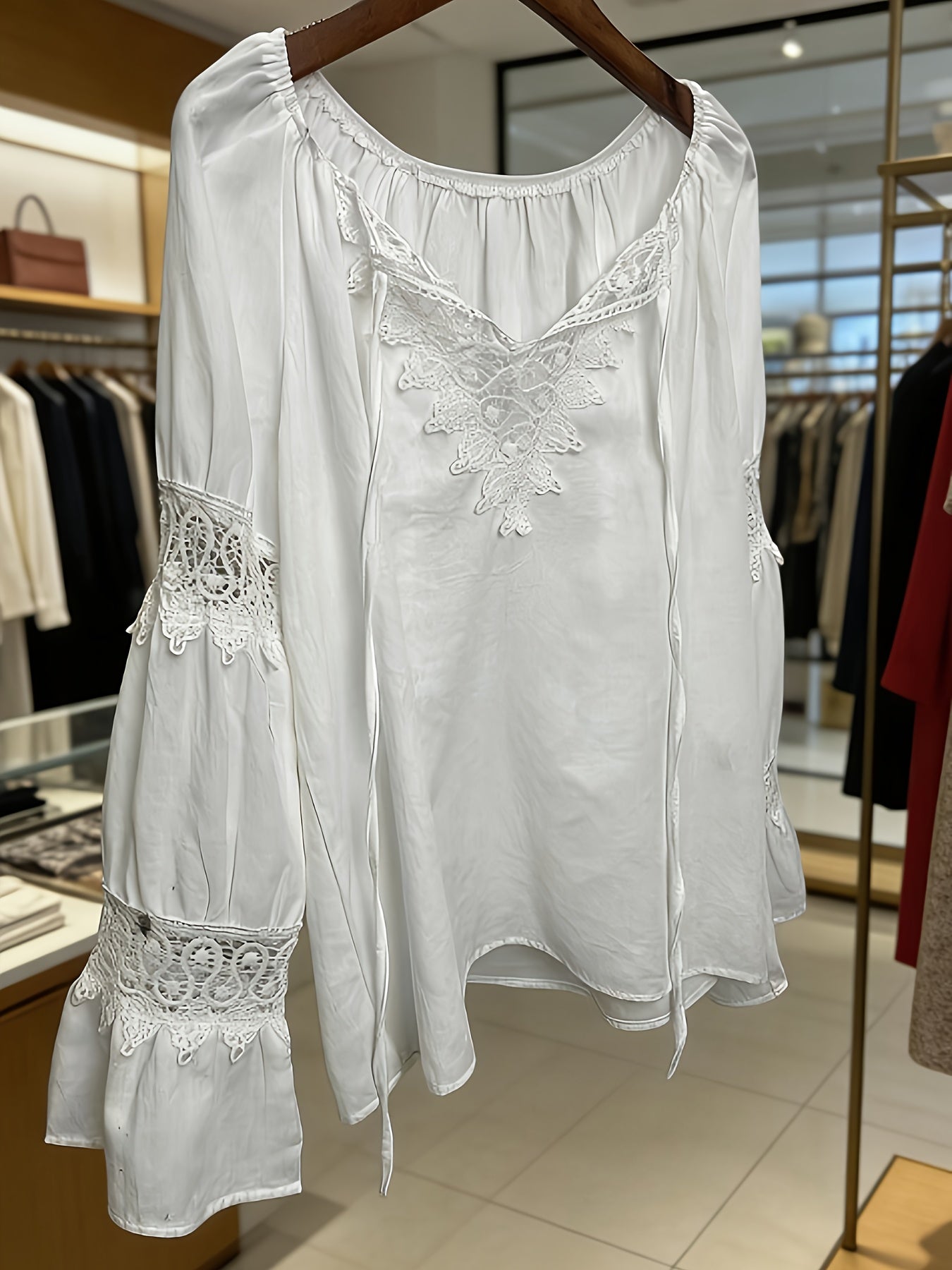 Mirellis | Vintage linnen zomerblouse met V-hals en patchwork van kant voor dames