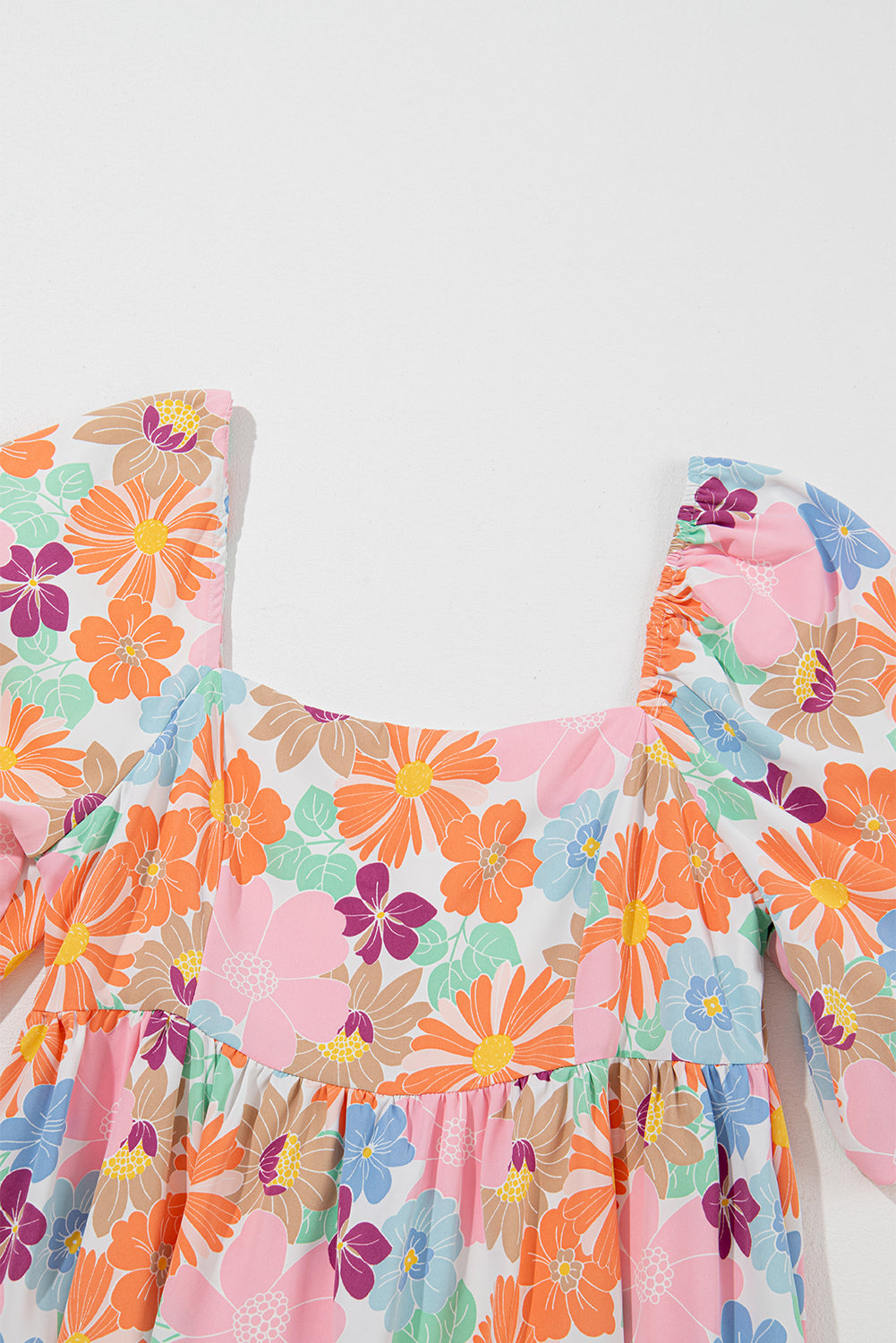 Orla | Roze bloemenprint babydoll-jurk voor de zomer – mini-jurk met vierkante hals en pofmouwen