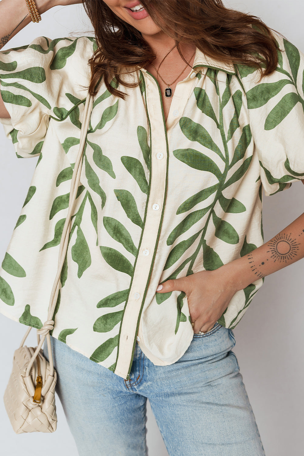 Aylia | Damesblouse met botanisch bladmotief – Overhemd met pofmouwen en knoopsluiting