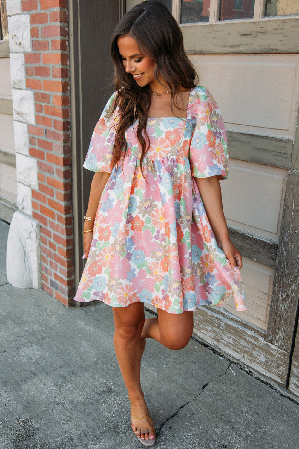Orla | Roze bloemenprint babydoll-jurk voor de zomer – mini-jurk met vierkante hals en pofmouwen