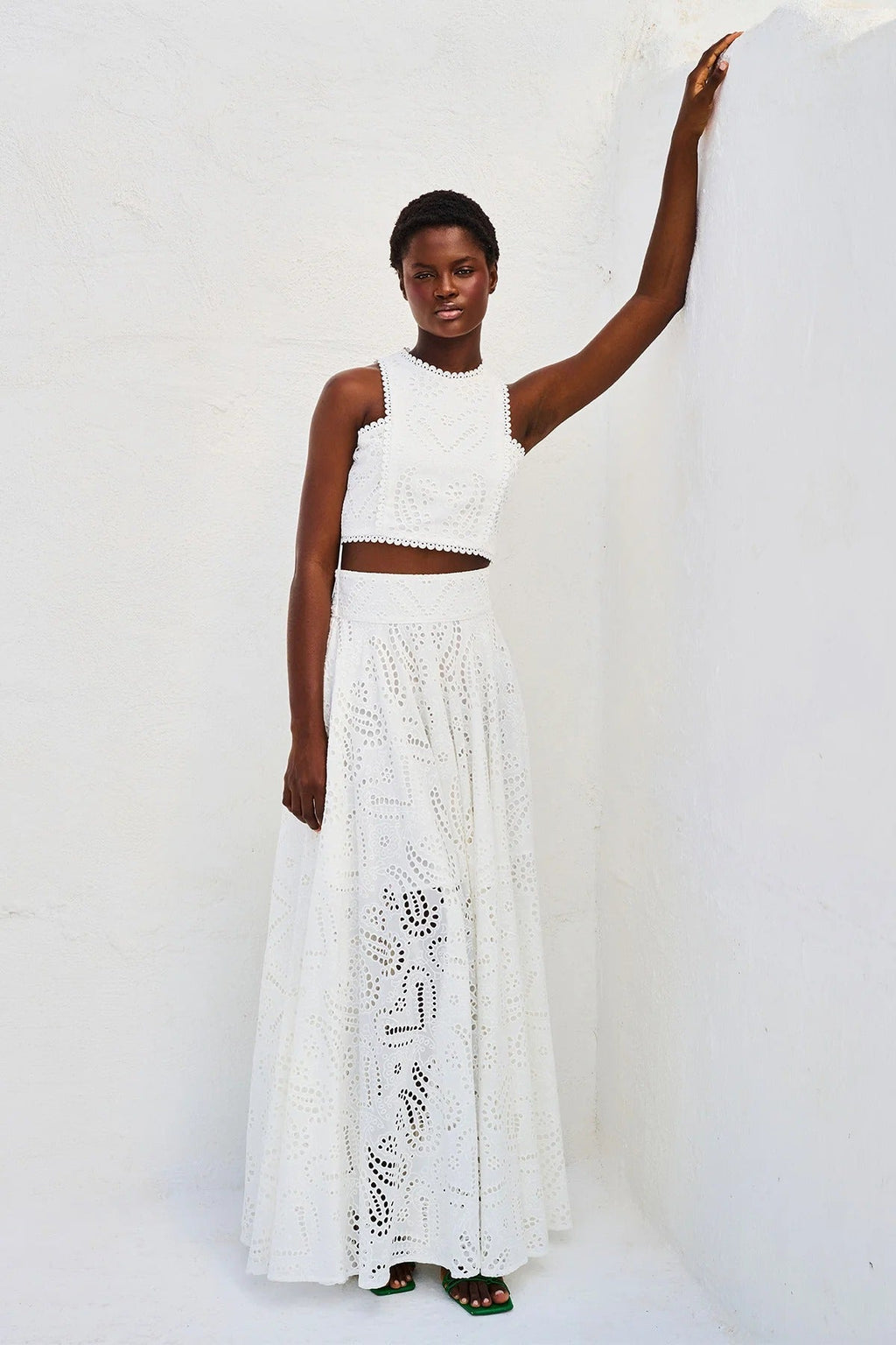 Eliayn | Dames kanten crop top – geborduurde mouwloze tanktop