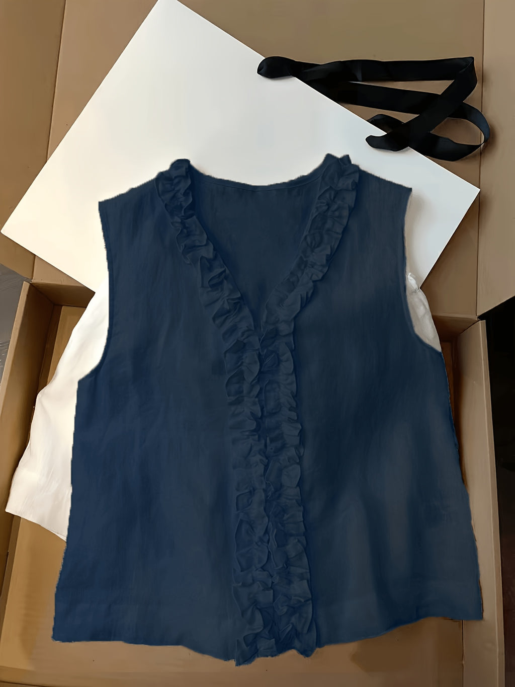 Jenia | Damesvest met geschulpte rand – Mouwloze zomerblouse met V-hals