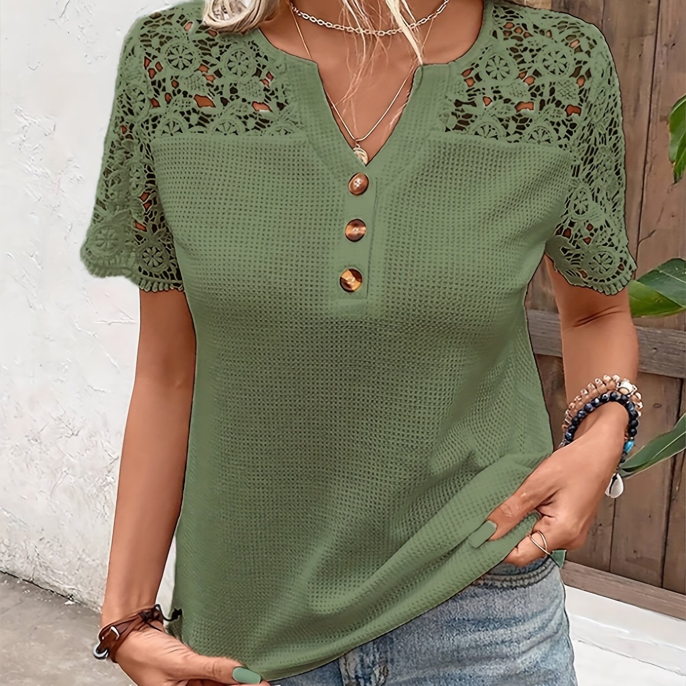 Vinae | Damesblouse met V-hals en contrasterend kant – Elegant, met korte mouwen