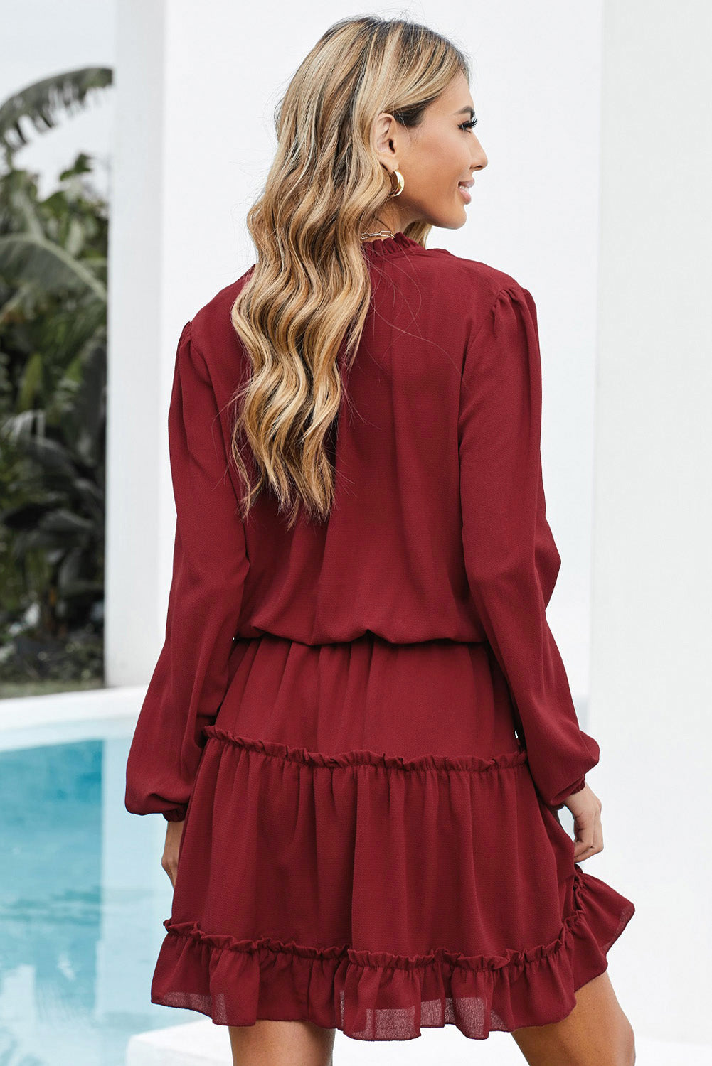 Yvaella | Mini-jurk met lange mouwen, V-hals en ruches – Soepelvallend, elegant en perfect