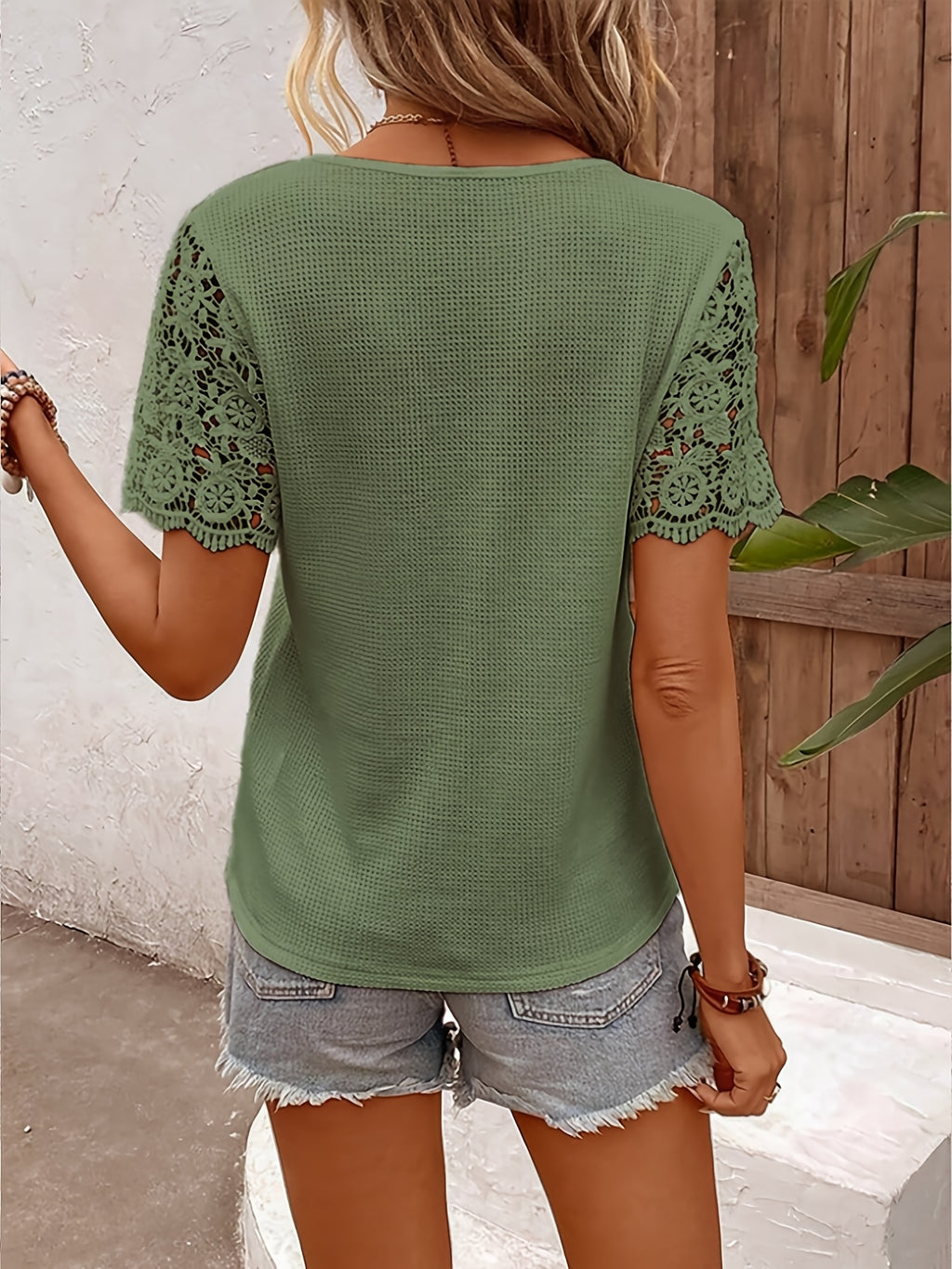 Vinae | Damesblouse met V-hals en contrasterend kant – Elegant, met korte mouwen