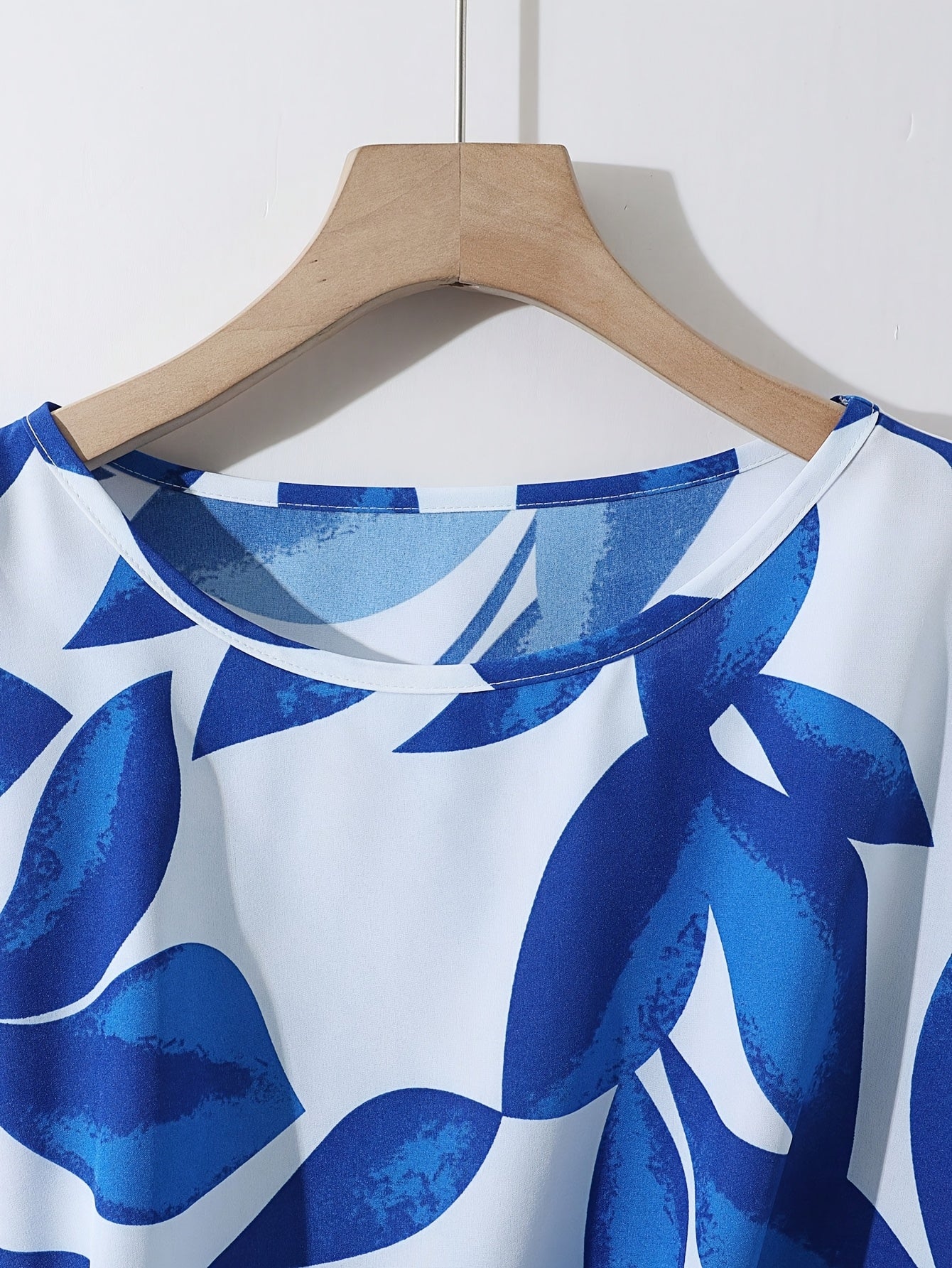 Belyn | Damesmode - Casual blouse met print, strik in de hals en geplooide manchetten