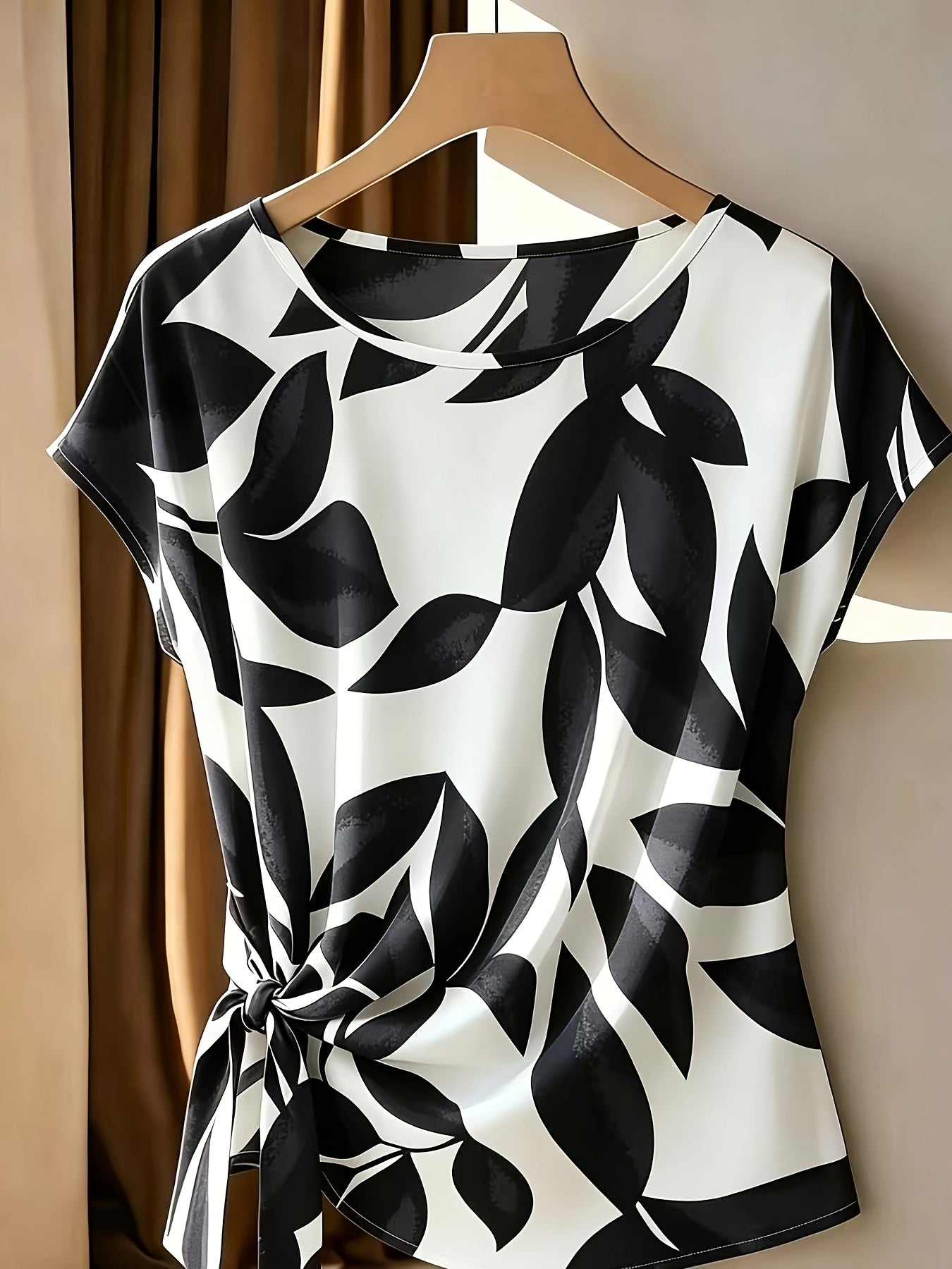 Belyn | Damesmode - Casual blouse met print, strik in de hals en geplooide manchetten
