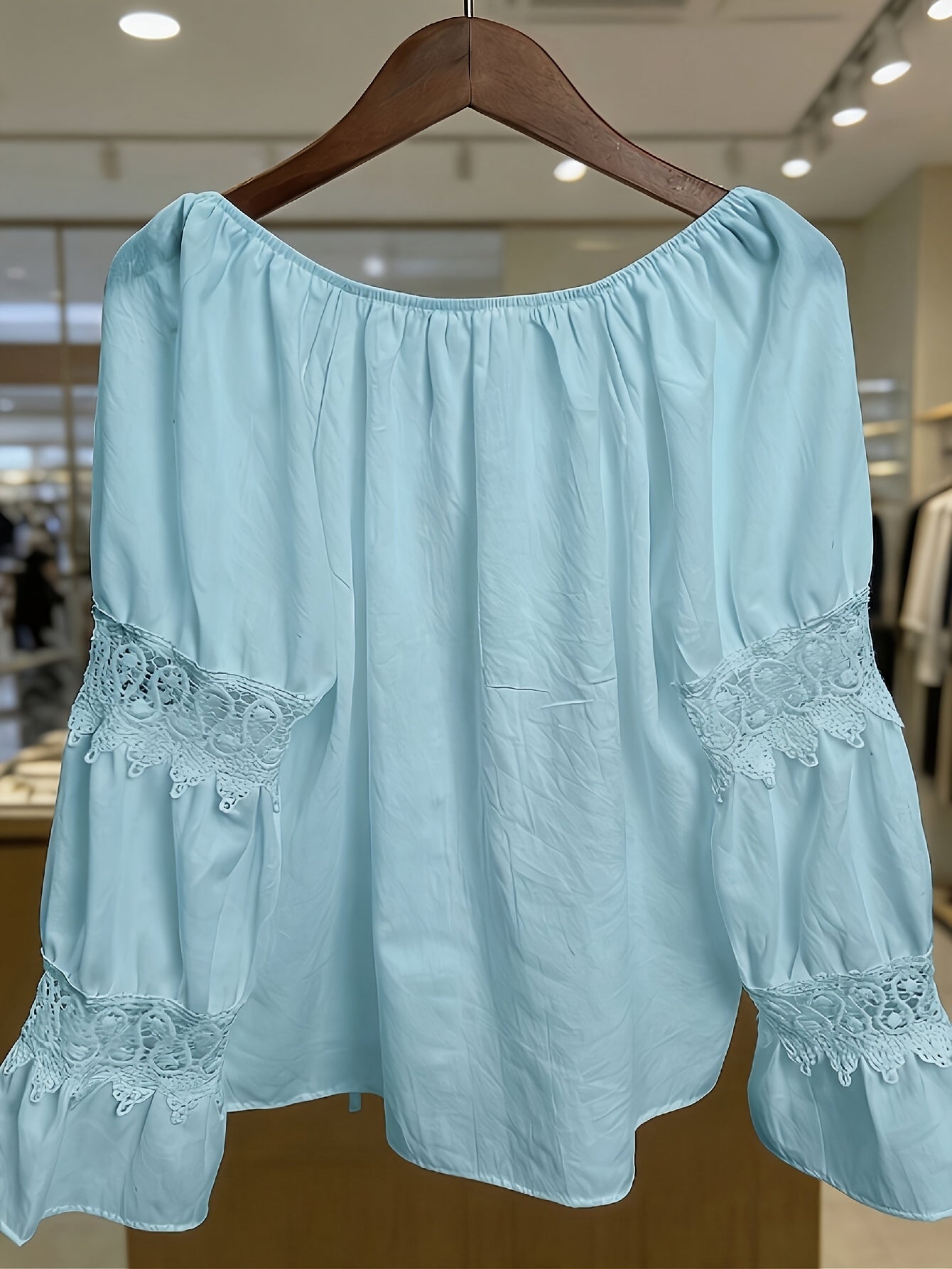 Mirellis | Vintage linnen zomerblouse met V-hals en patchwork van kant voor dames