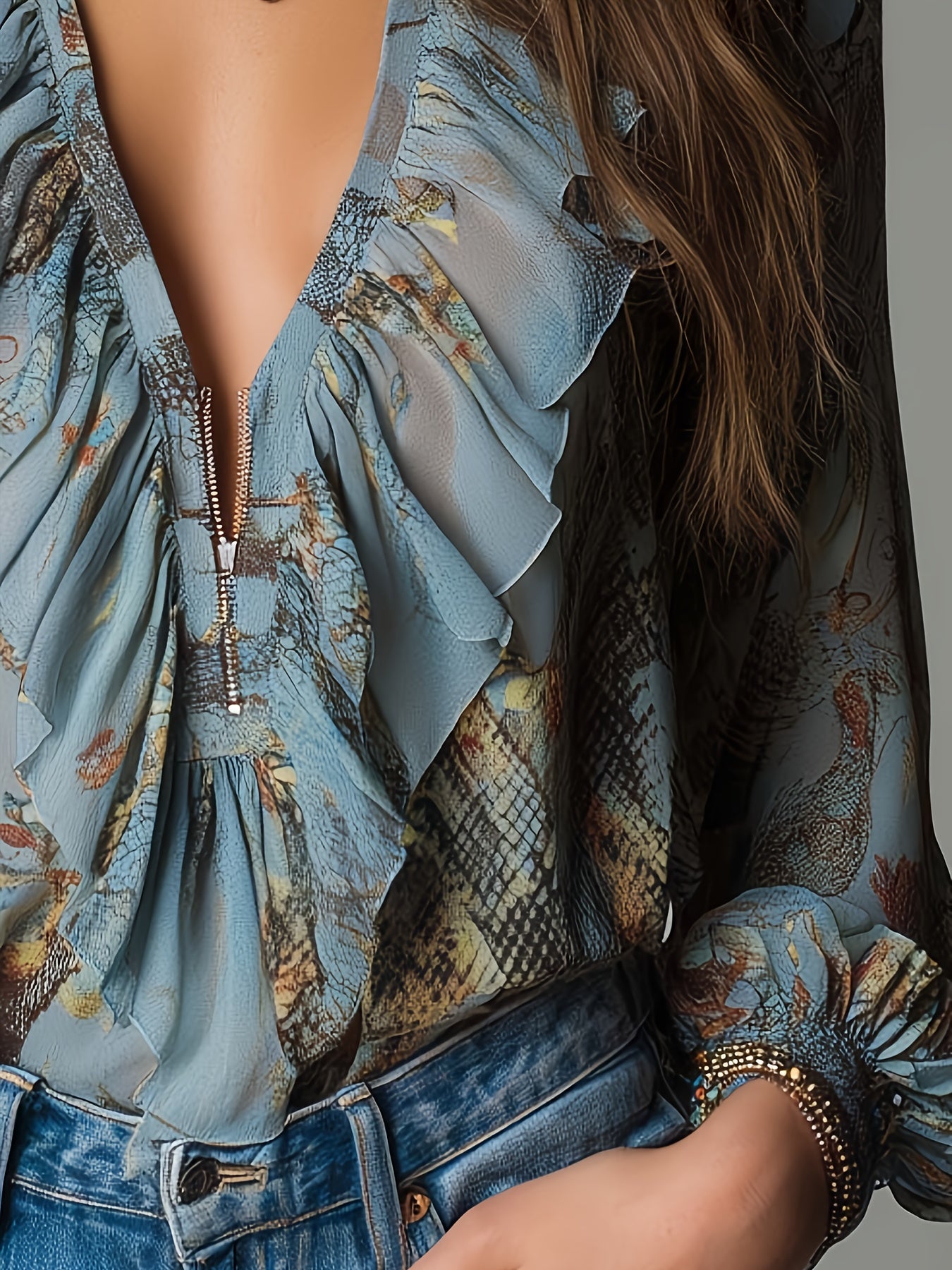 Lyta | Damesblouse van chiffon met bloemen- en slangenprint en ruches bij de V-hals