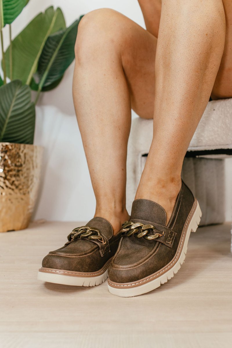 RetroLoft | Damesplatformloafers – Vintage bruin leer met kettingaccent – Casual schoen met dikke zool