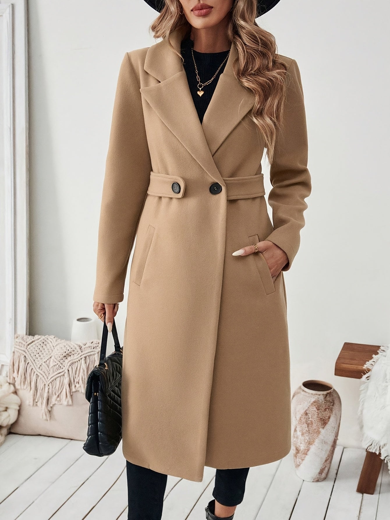 Veyrissa | Élégant manteau long pour femme – ceinture ajustable, ourlet asymétrique, col à revers