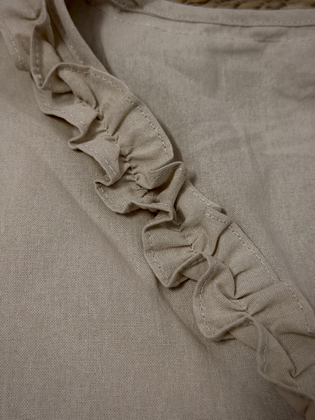 Jenia | Damesvest met geschulpte rand – Mouwloze zomerblouse met V-hals