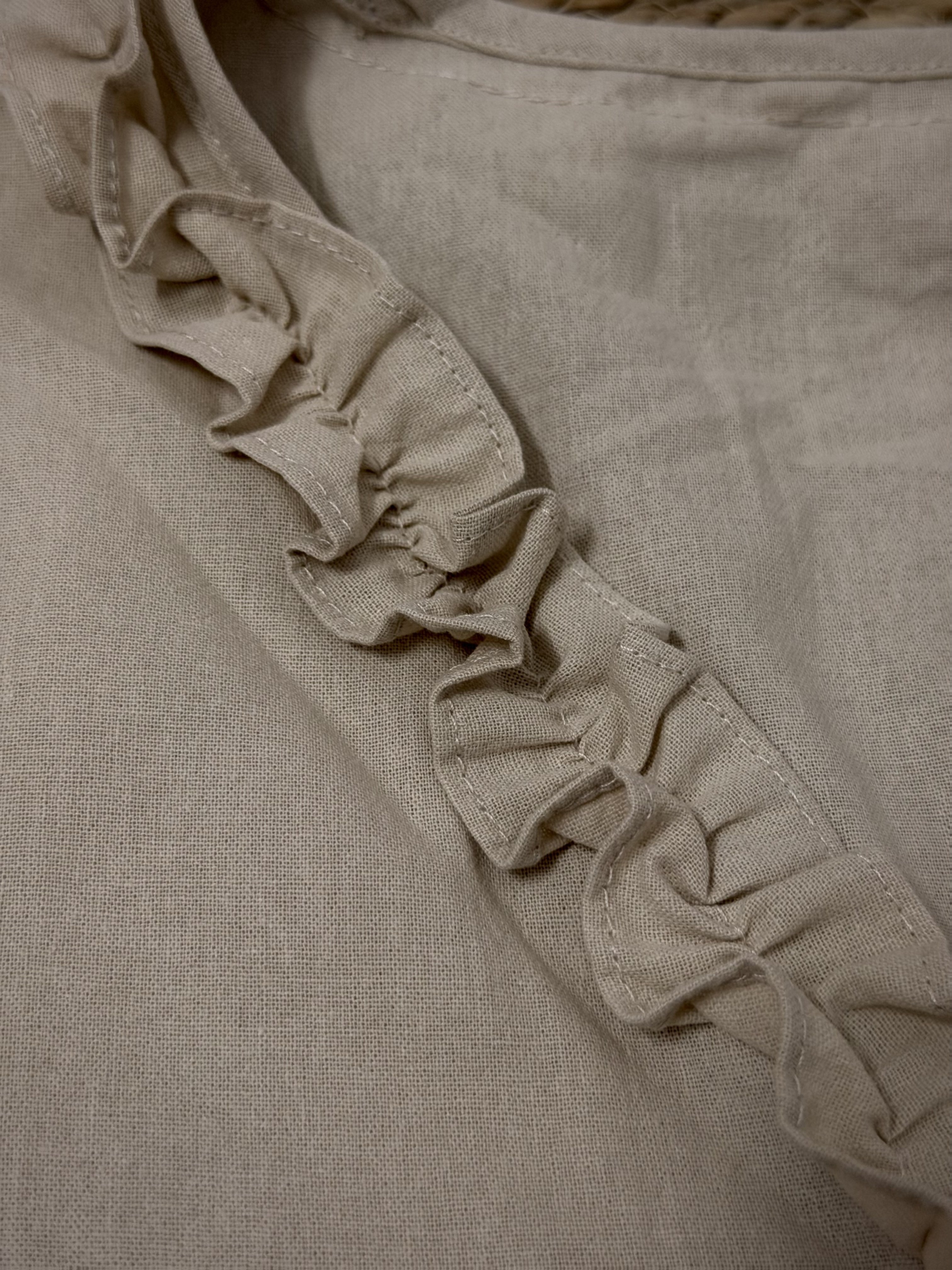 Jenia | Damesvest met geschulpte rand – Mouwloze zomerblouse met V-hals