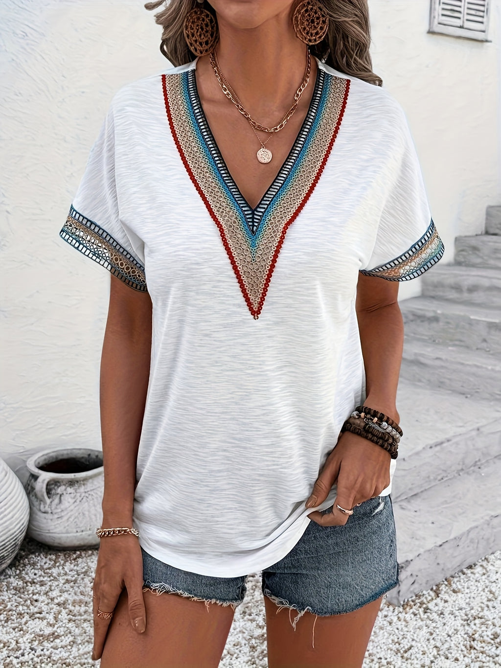 Selae | Elegante damestop met V-hals en kanten details – Zacht modieus T-shirt met korte mouwen