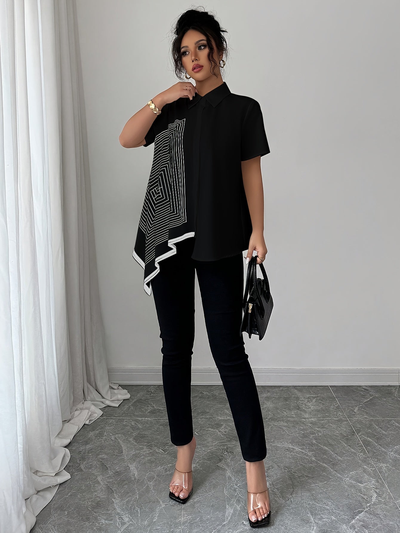 Aislin | Damesblouse met geometrische print – Zwart-witte blouse met kraag