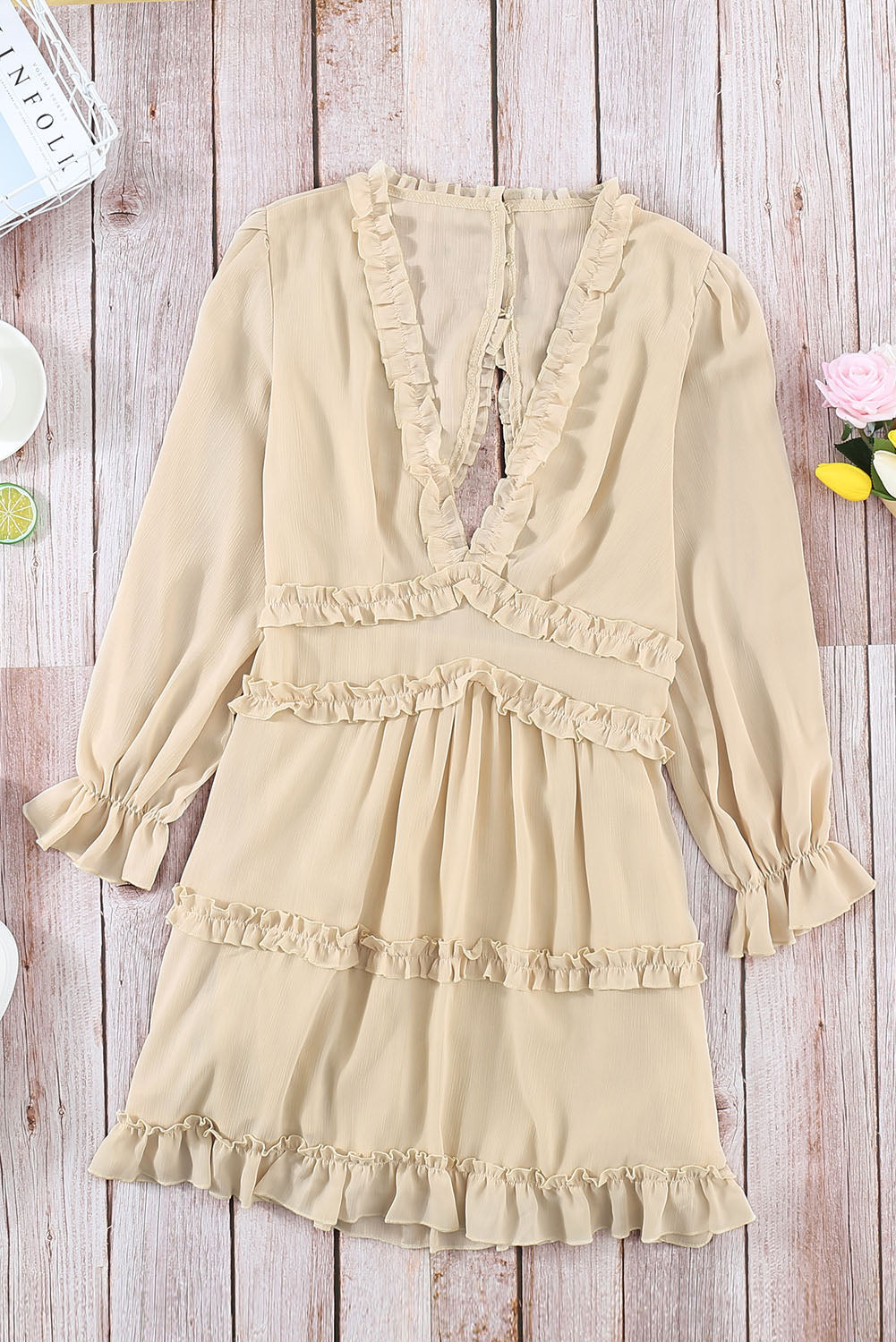 Pumara | Beige jurk met V-hals, ruches, open rug, zomerse casual & feestelijke damesjurk