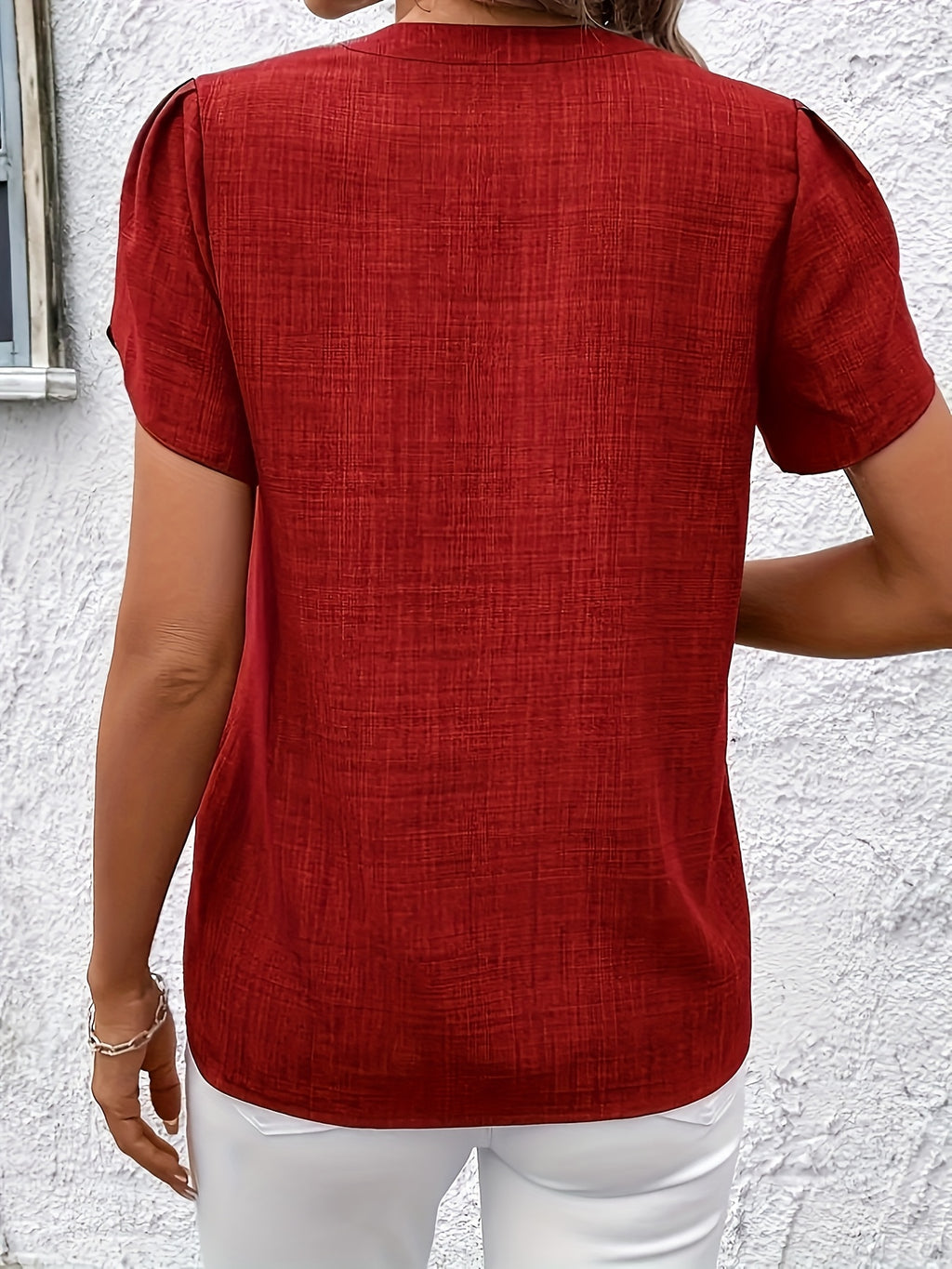 Levara | Elegante blouse met bloembladmouwen voor dames – V-hals met inkeping