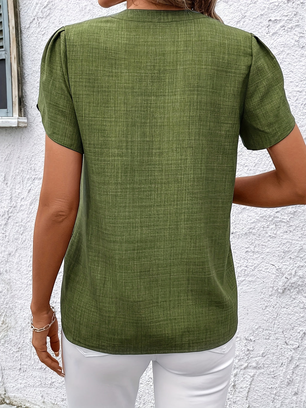 Levara | Elegante blouse met bloembladmouwen voor dames – V-hals met inkeping
