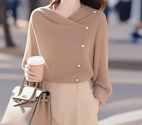 Mellea | Elegante gedrapeerde dames trui met gouden knopen – zachte gebreide pullover