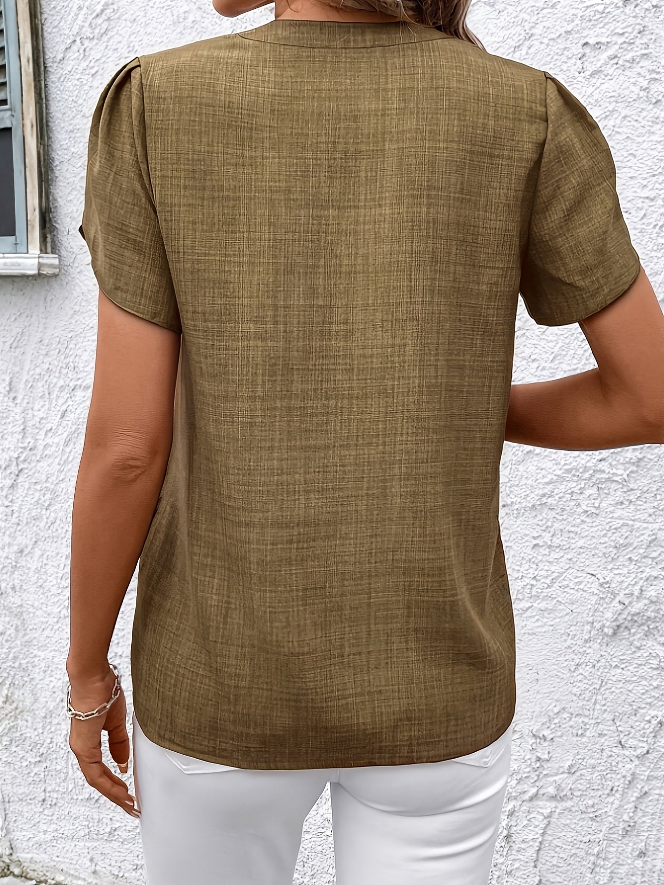 Levara | Elegante blouse met bloembladmouwen voor dames – V-hals met inkeping