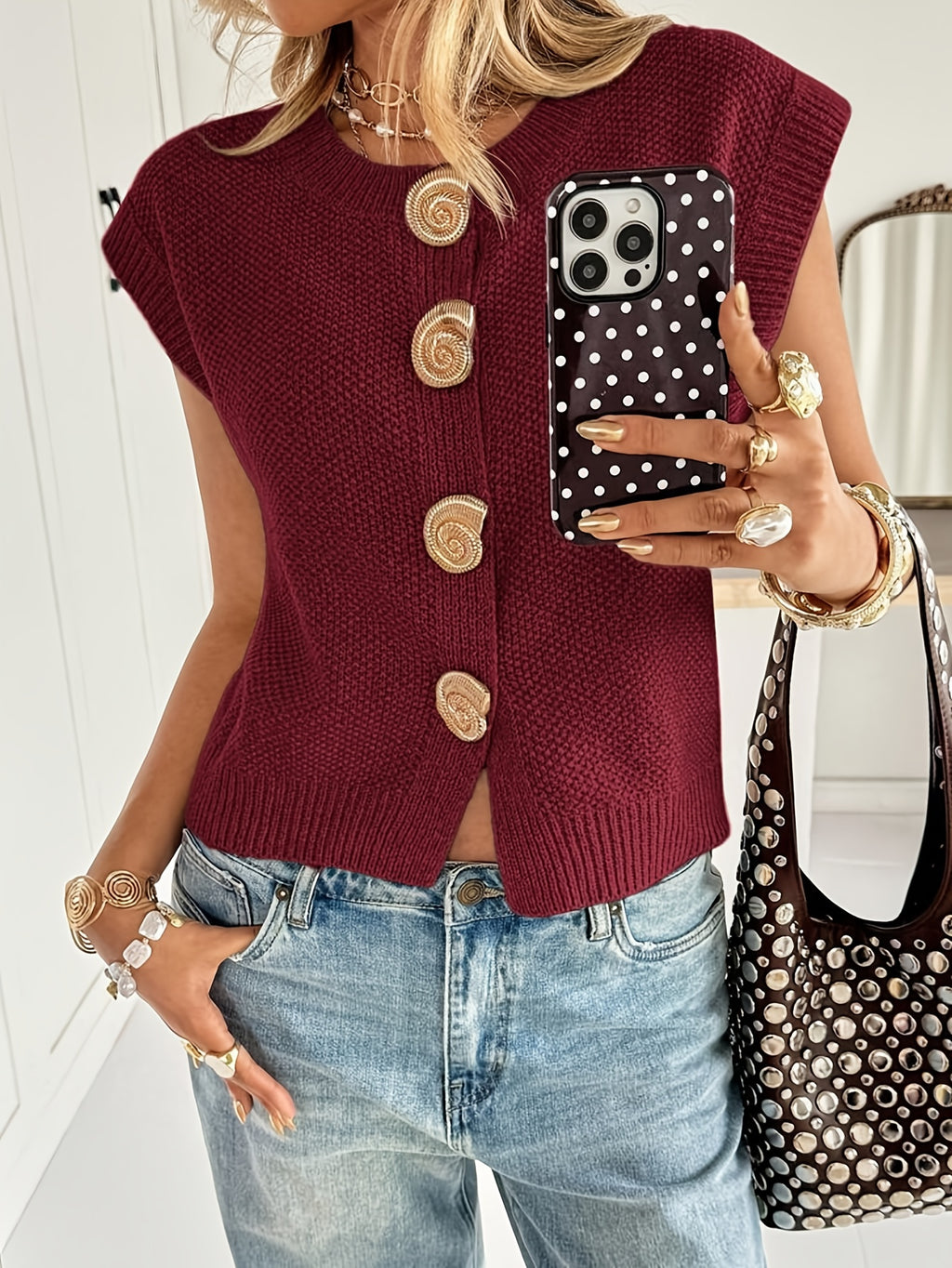 Kallista | Wijnrode vestblouse met schelpknopen – elegante casual mouwloze top, chique blouse