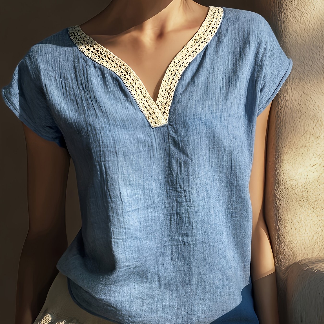 Meva | Casual boho-zomertop voor dames – losvallend overhemd van linnen met kant en V-hals