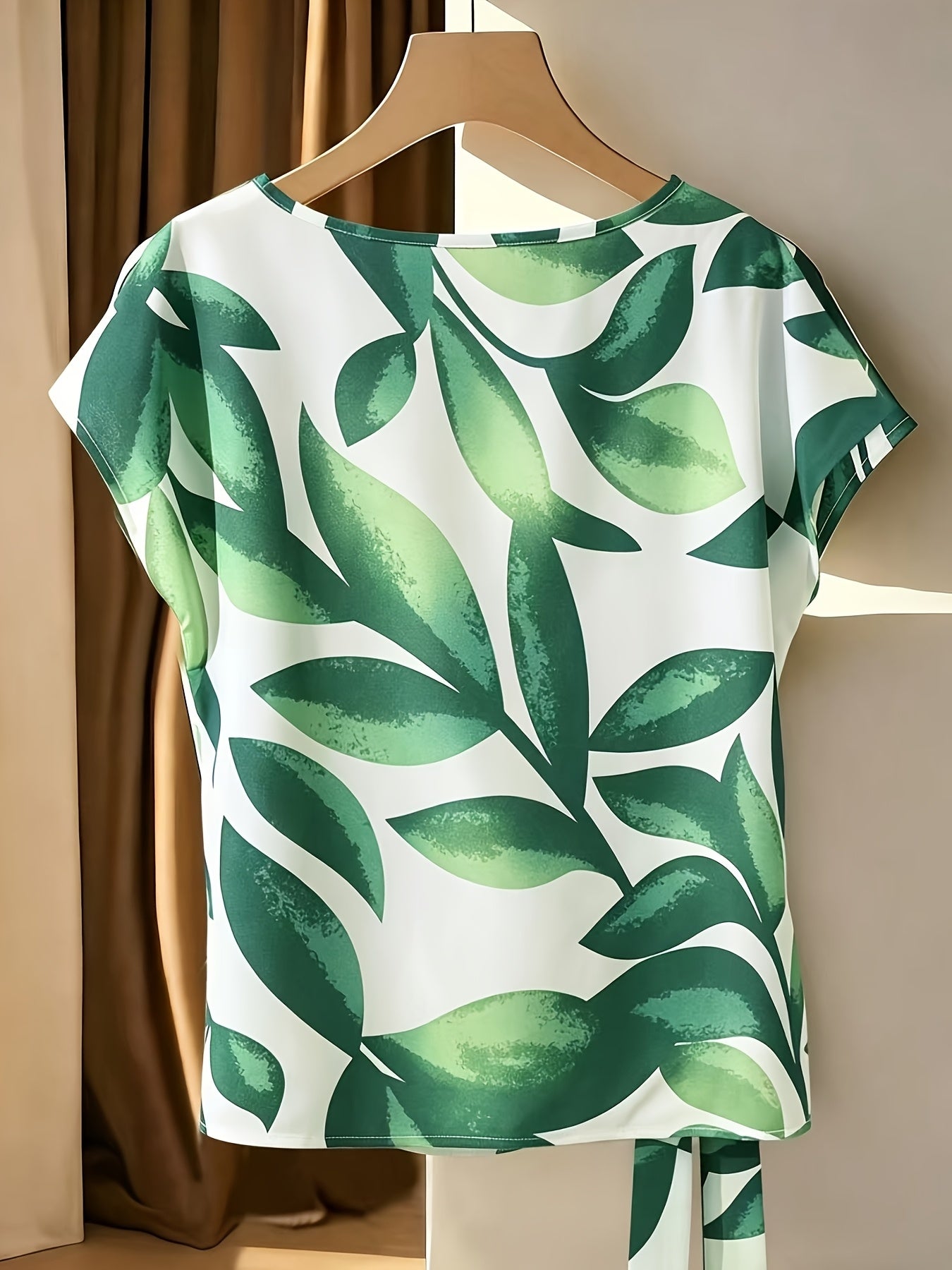 Belyn | Damesmode - Casual blouse met print, strik in de hals en geplooide manchetten