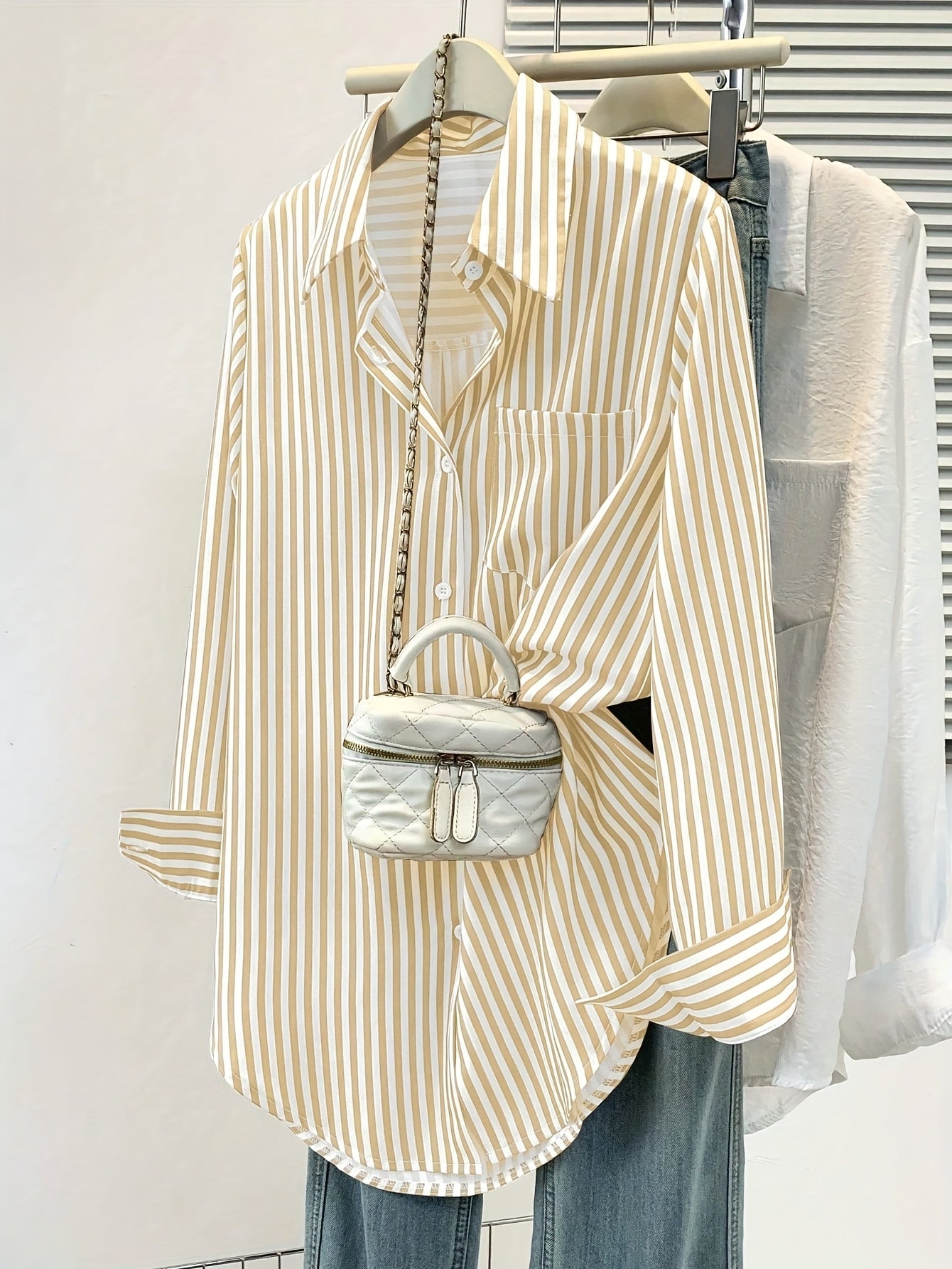 Mirelynn | Gestreepte damesblouse met knopen en lange mouwen