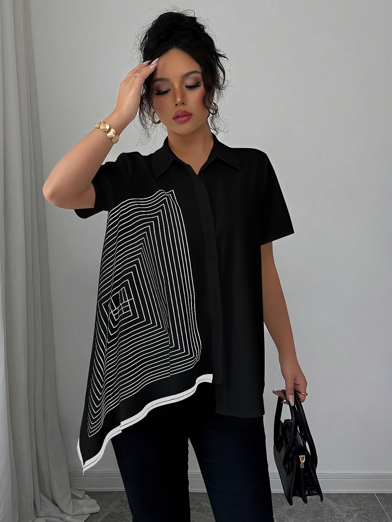 Aislin | Damesblouse met geometrische print – Zwart-witte blouse met kraag