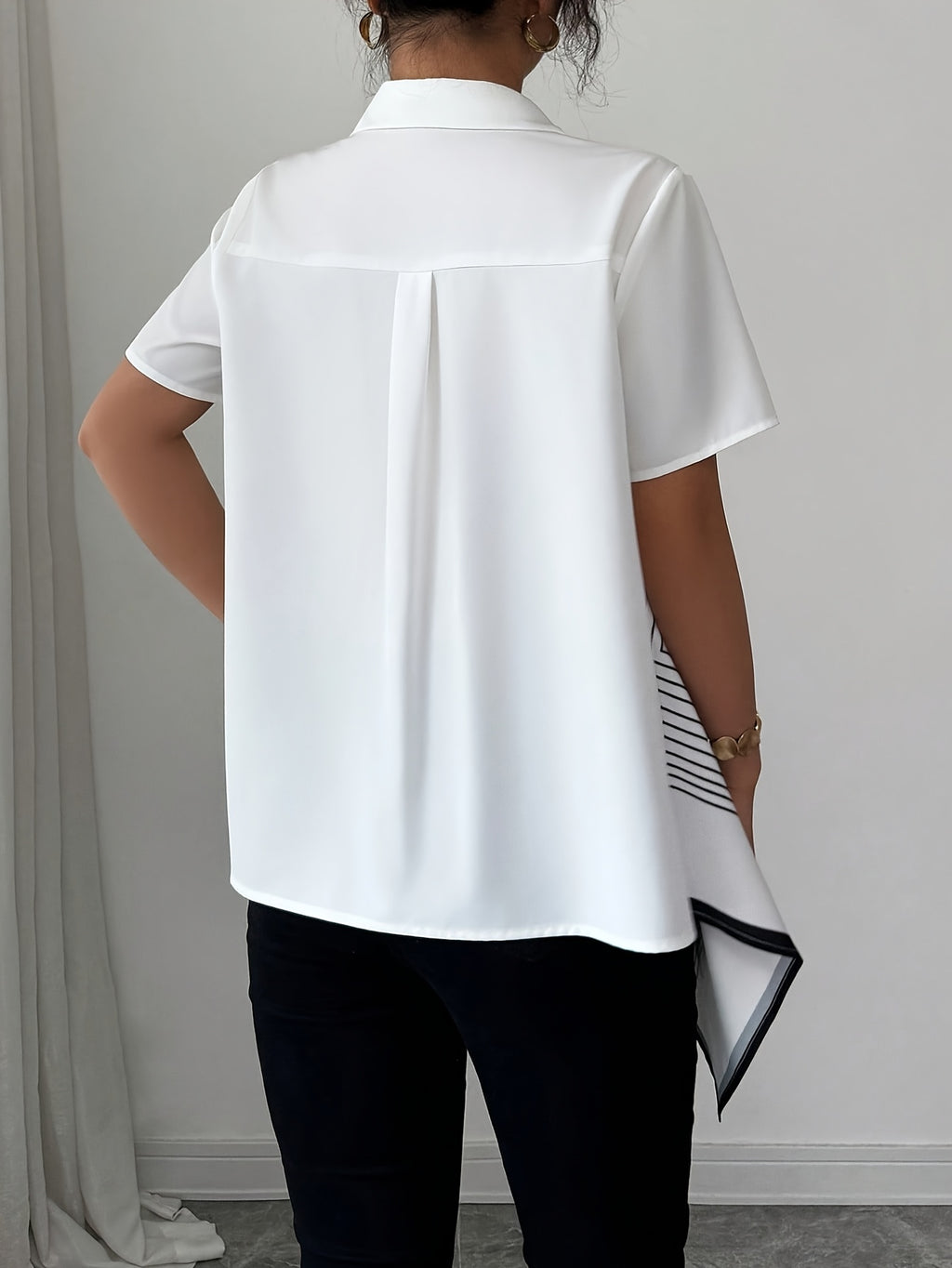 Aislin | Damesblouse met geometrische print – Zwart-witte blouse met kraag