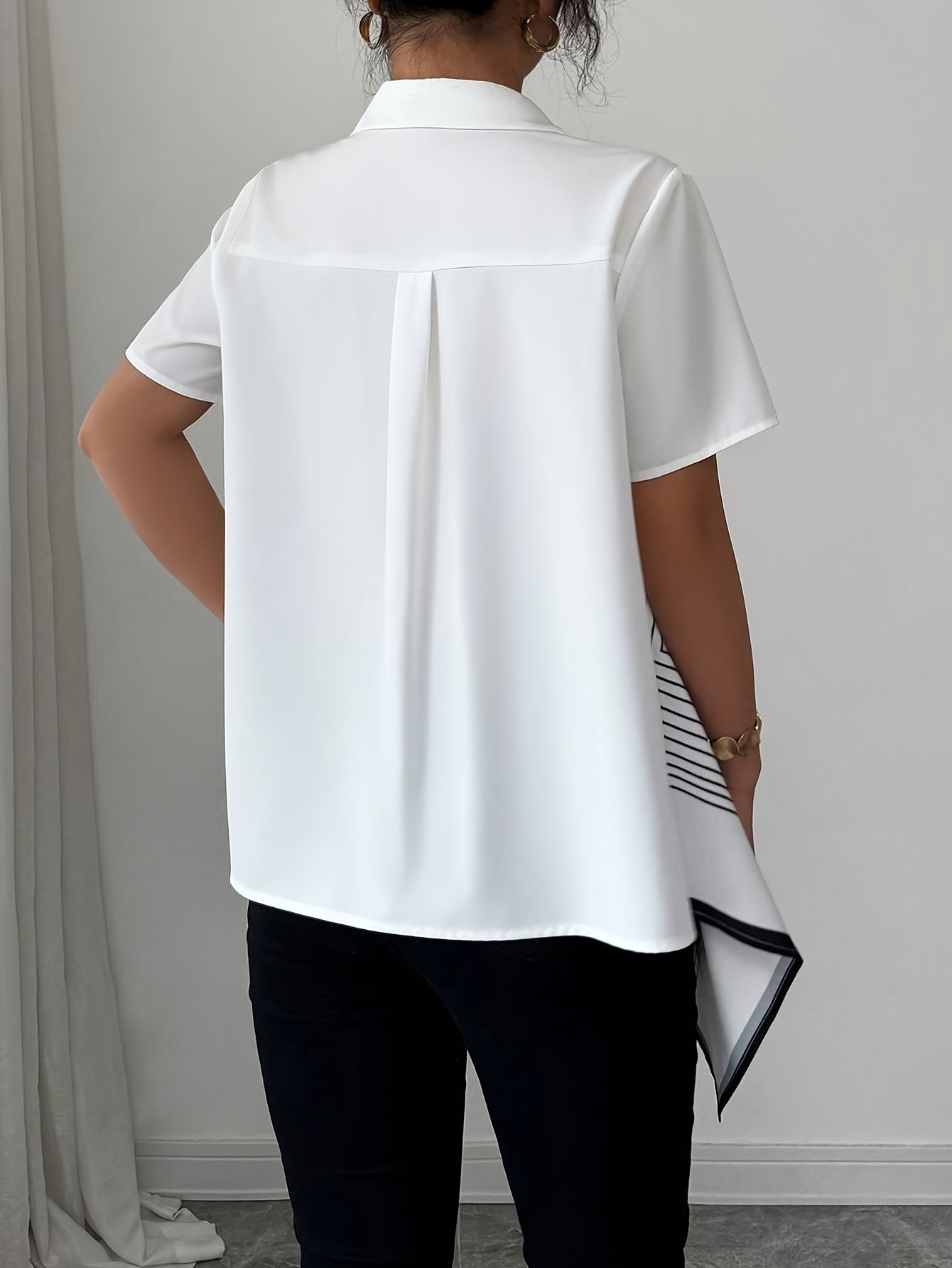 Aislin | Damesblouse met geometrische print – Zwart-witte blouse met kraag