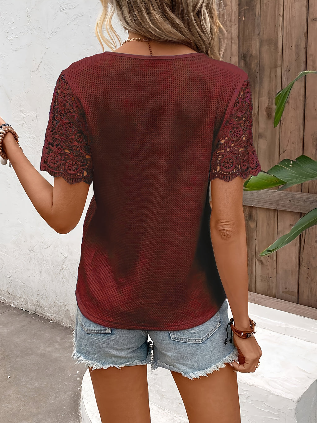 Vinae | Damesblouse met V-hals en contrasterend kant – Elegant, met korte mouwen