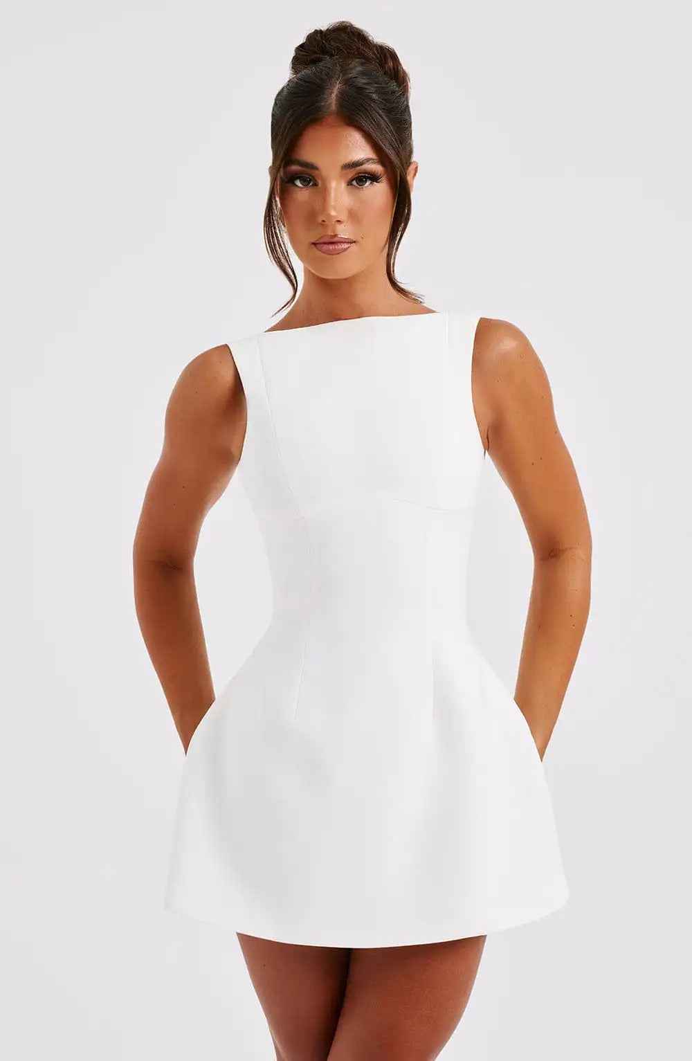 Xavirae | Mini-jurk met uitlopende pijpen voor dames – mouwloos met boothals, elegant en semi-formeel
