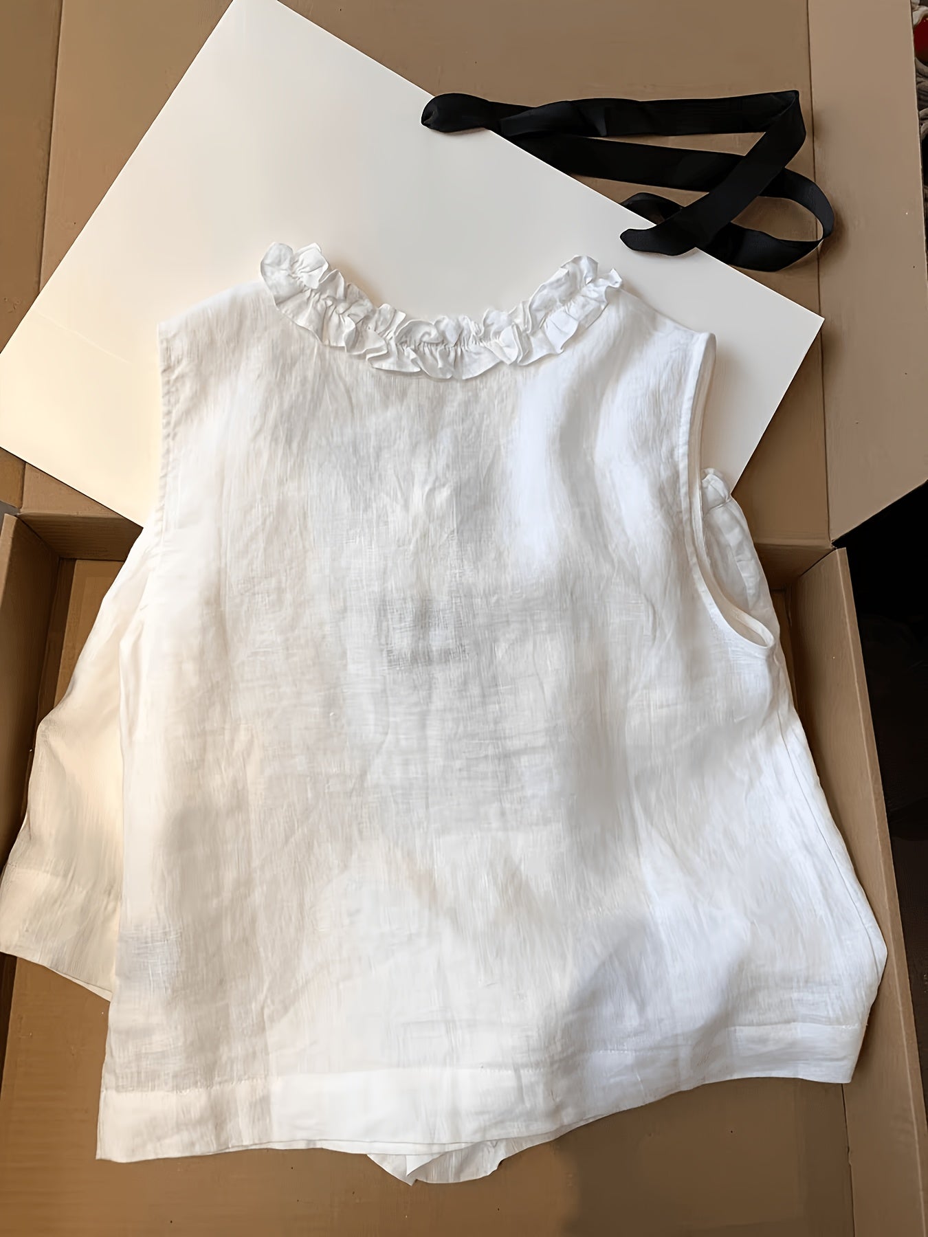 Jenia | Damesvest met geschulpte rand – Mouwloze zomerblouse met V-hals
