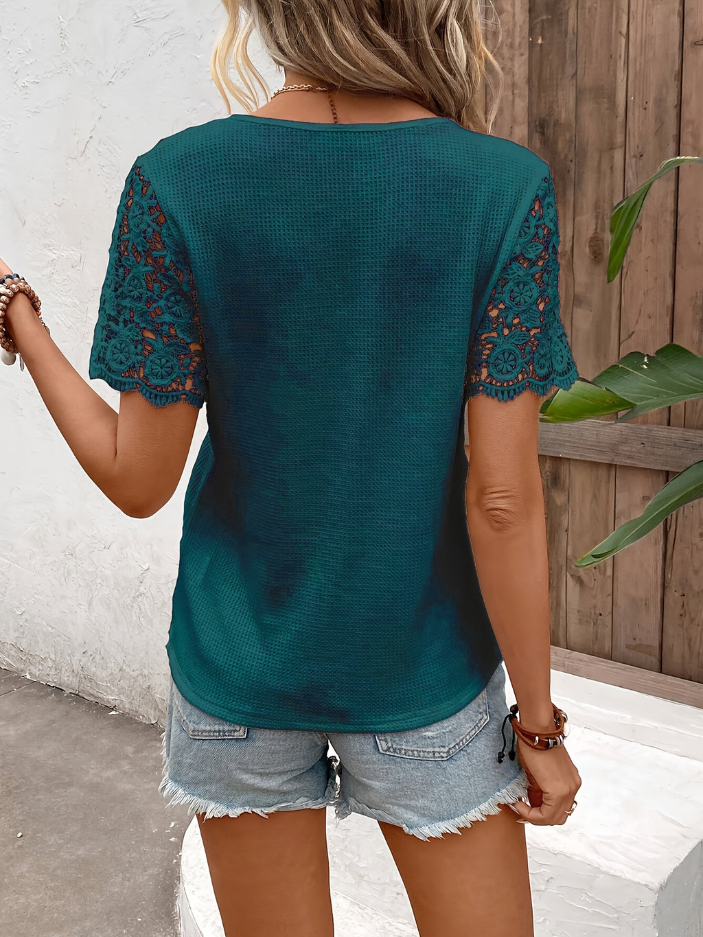 Vinae | Damesblouse met V-hals en contrasterend kant – Elegant, met korte mouwen